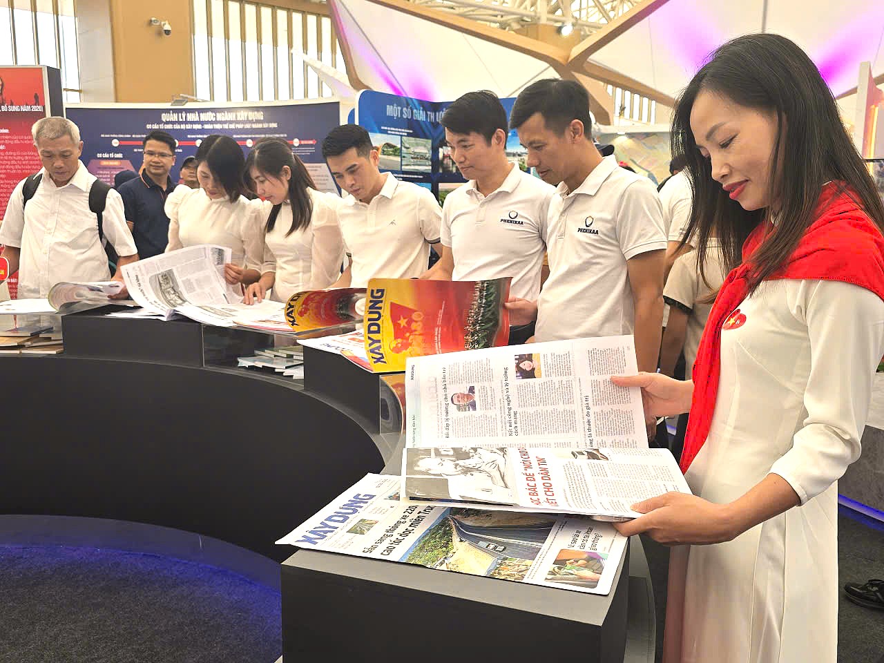 Triển l&atilde;m th&agrave;nh tựu 80 năm ng&agrave;nh X&acirc;y dựng thu h&uacute;t giới trẻ tham quan- Ảnh 10.