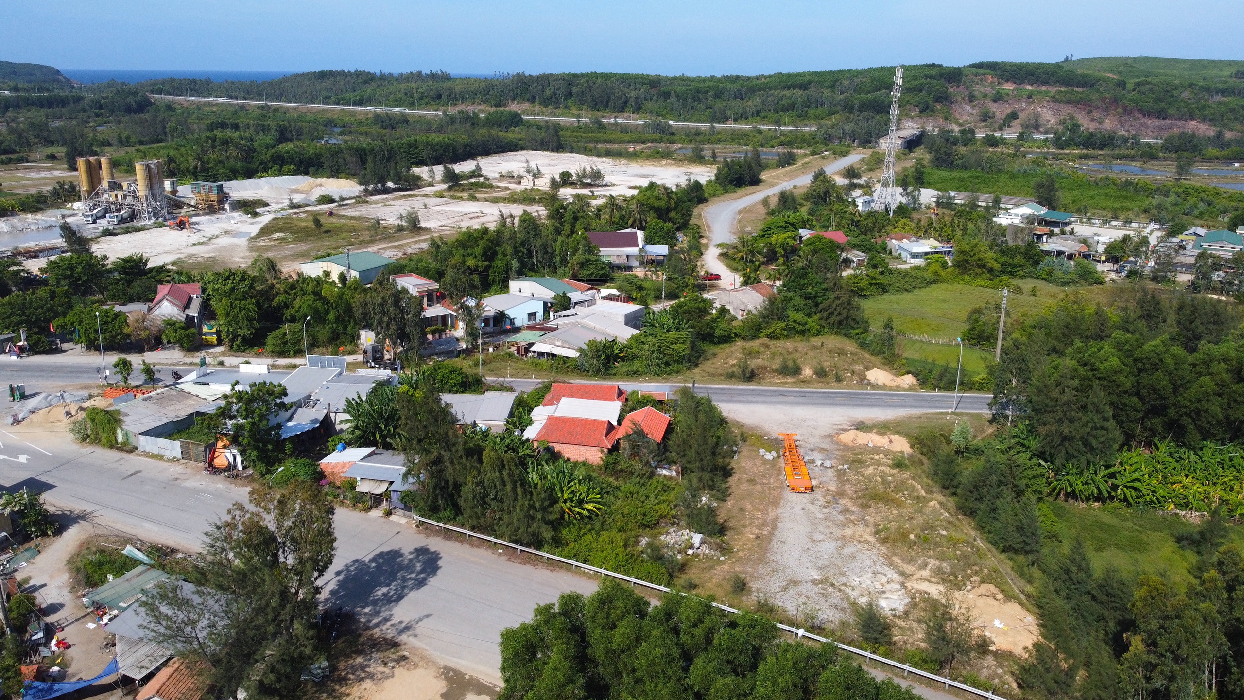 Quảng Ng&atilde;i: Cưỡng chế thu hồi đất để thi c&ocirc;ng đoạn đường dở dang hơn 10 năm- Ảnh 2.