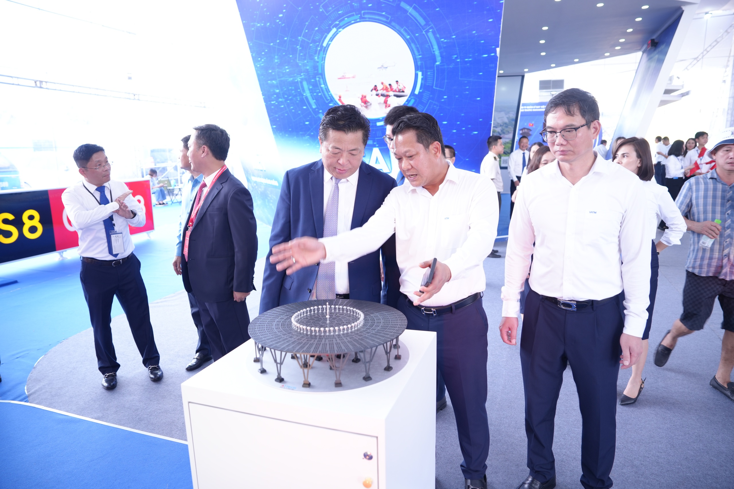 Bộ trưởng Trần Hồng Minh thăm không gian trưng bày thành tựu 80 năm Bộ Xây dựng- Ảnh 8. Bộ trưởng Trần Hồng Minh thăm không gian trưng bày thành tựu 80 năm Bộ Xây dựng- Ảnh 8.