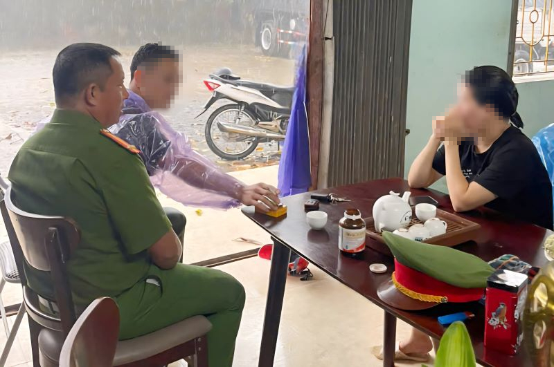 Công an Thanh Hóa kịp thời ngăn chặn người phụ nữ nhảy cầu- Ảnh 1. Công an Thanh Hóa kịp thời ngăn chặn người phụ nữ nhảy cầu- Ảnh 1.