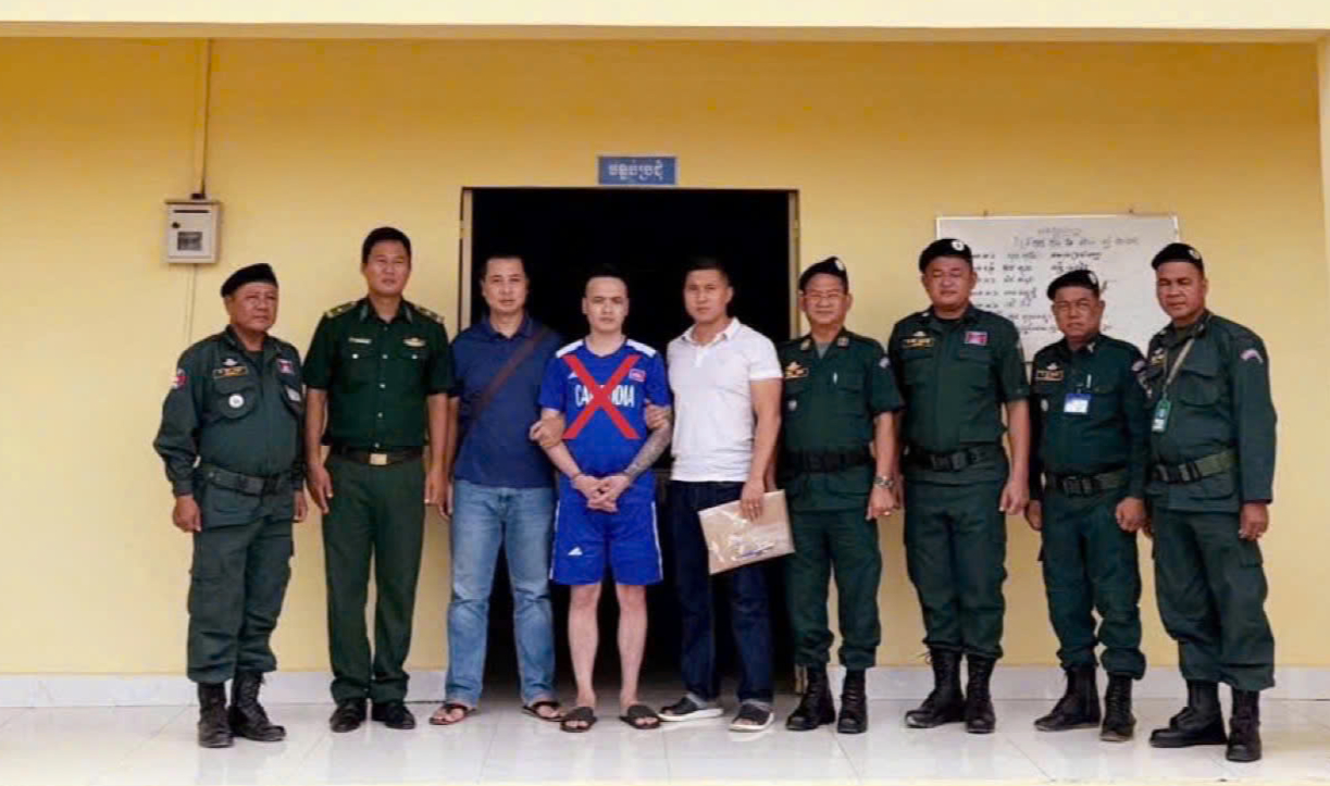 Bắt &ldquo;&ocirc;ng tr&ugrave;m&rdquo; đường d&acirc;y lừa đảo chiếm đoạt h&agrave;ng trăm tỷ đồng đang lẩn trốn ở Campuchia- Ảnh 1.