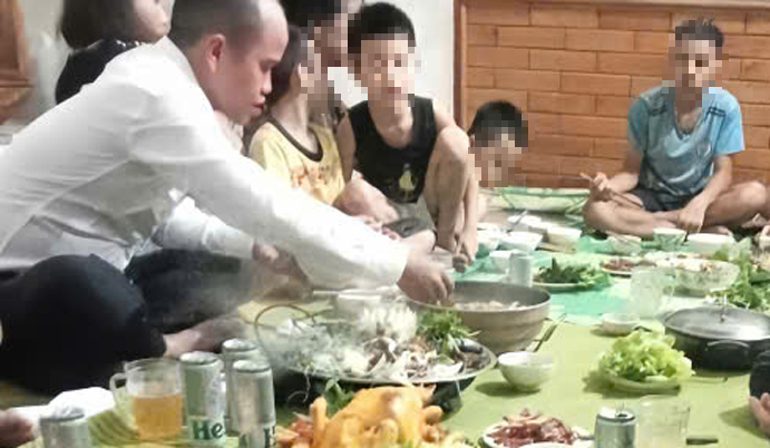 Đi mua xe m&aacute;y ph&acirc;n khối lớn, c&ocirc; g&aacute;i bị bạn trai bỏ lại cửa h&agrave;ng rồi đi xe mất h&uacute;t- Ảnh 2.