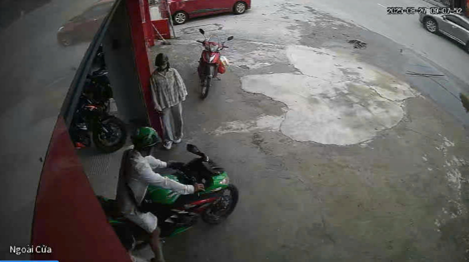 Đi mua xe m&aacute;y ph&acirc;n khối lớn, c&ocirc; g&aacute;i bị bạn trai bỏ lại cửa h&agrave;ng rồi đi xe mất h&uacute;t- Ảnh 1.