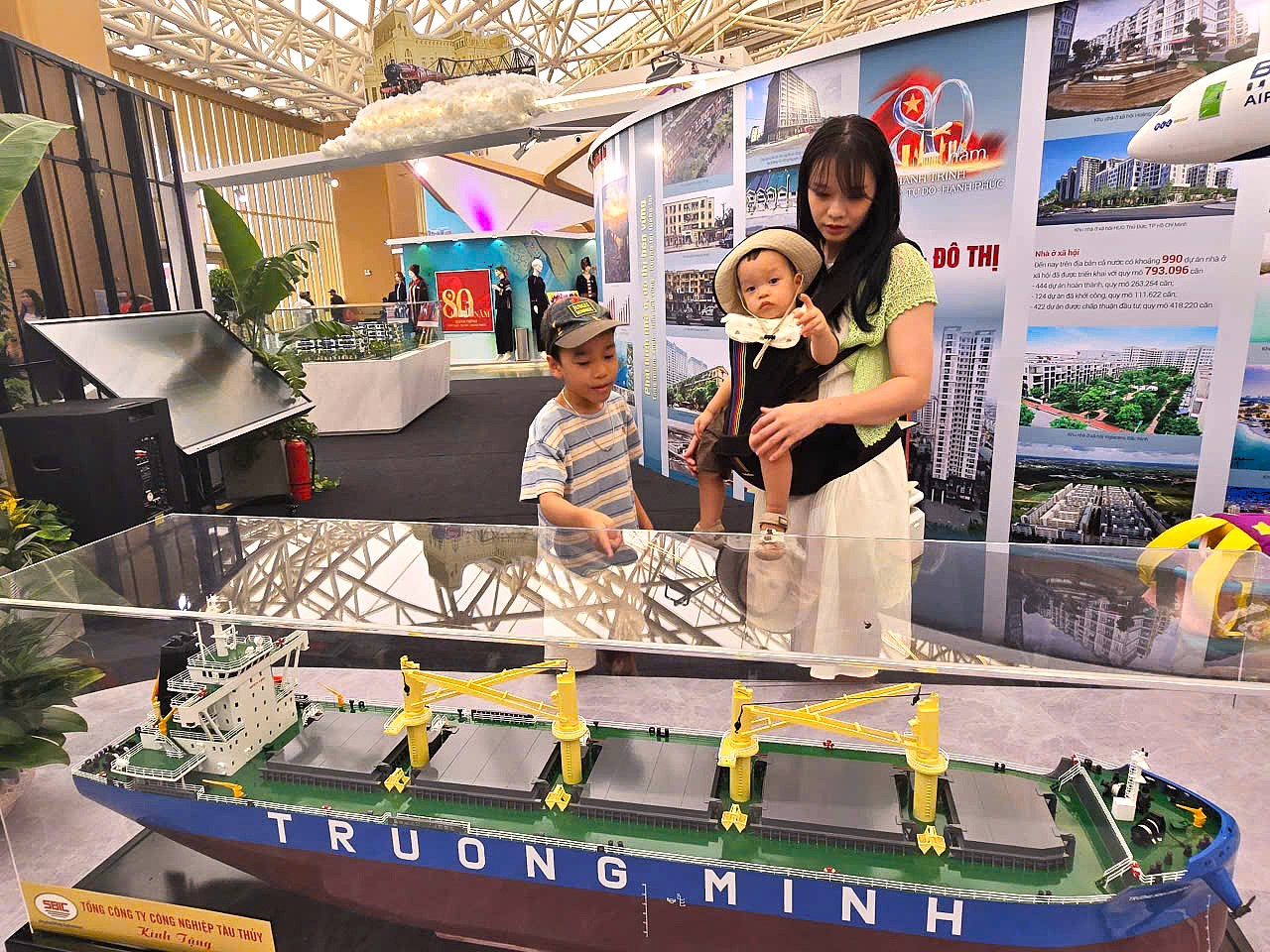 Triển l&atilde;m th&agrave;nh tựu 80 năm ng&agrave;nh X&acirc;y dựng thu h&uacute;t giới trẻ tham quan- Ảnh 13.