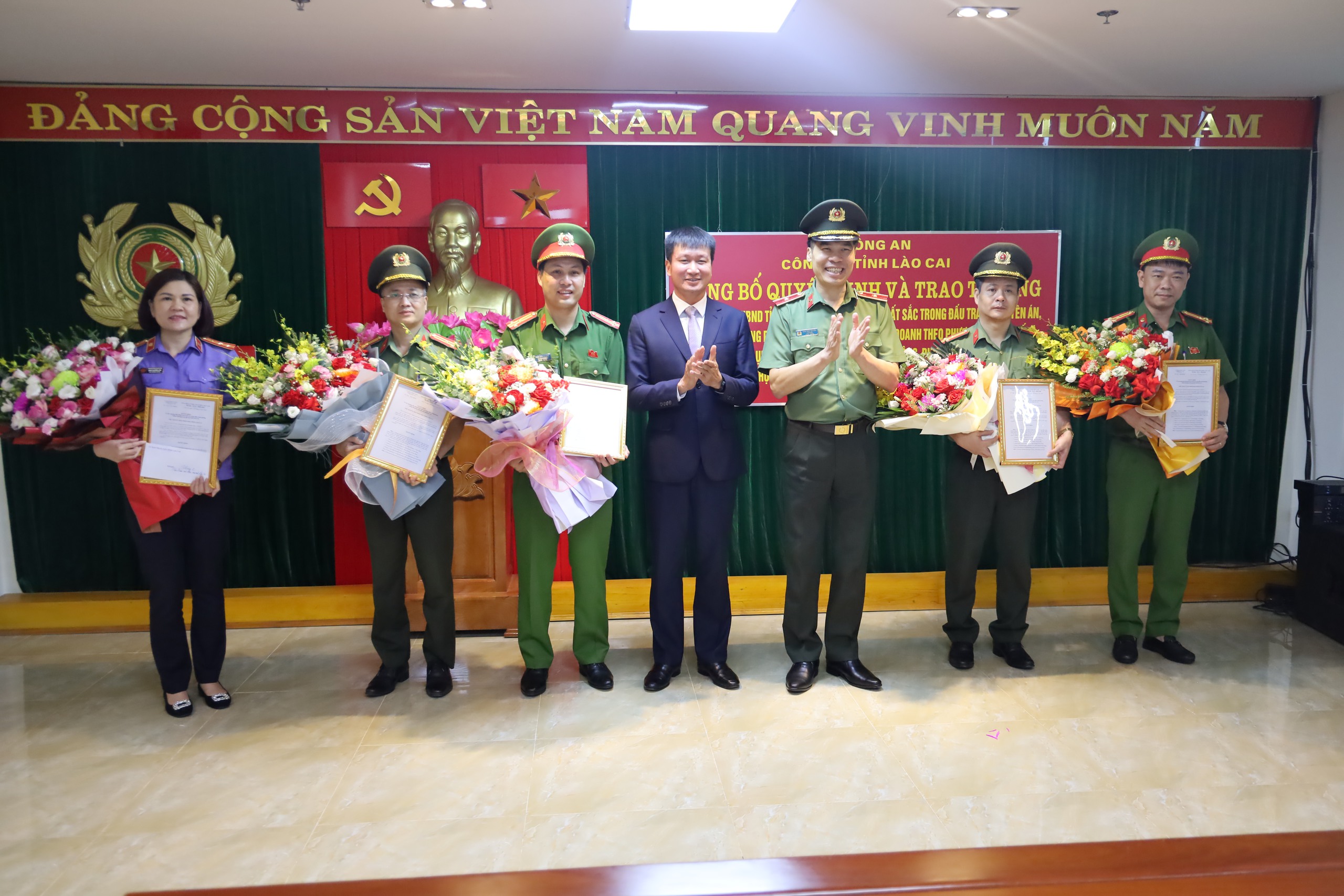 L&agrave;o Cai: Khen thưởng tập thể c&ocirc;ng an triệt ph&aacute; đường d&acirc;y lừa tiền ảo tr&ecirc;n 400 tỷ đồng- Ảnh 7.