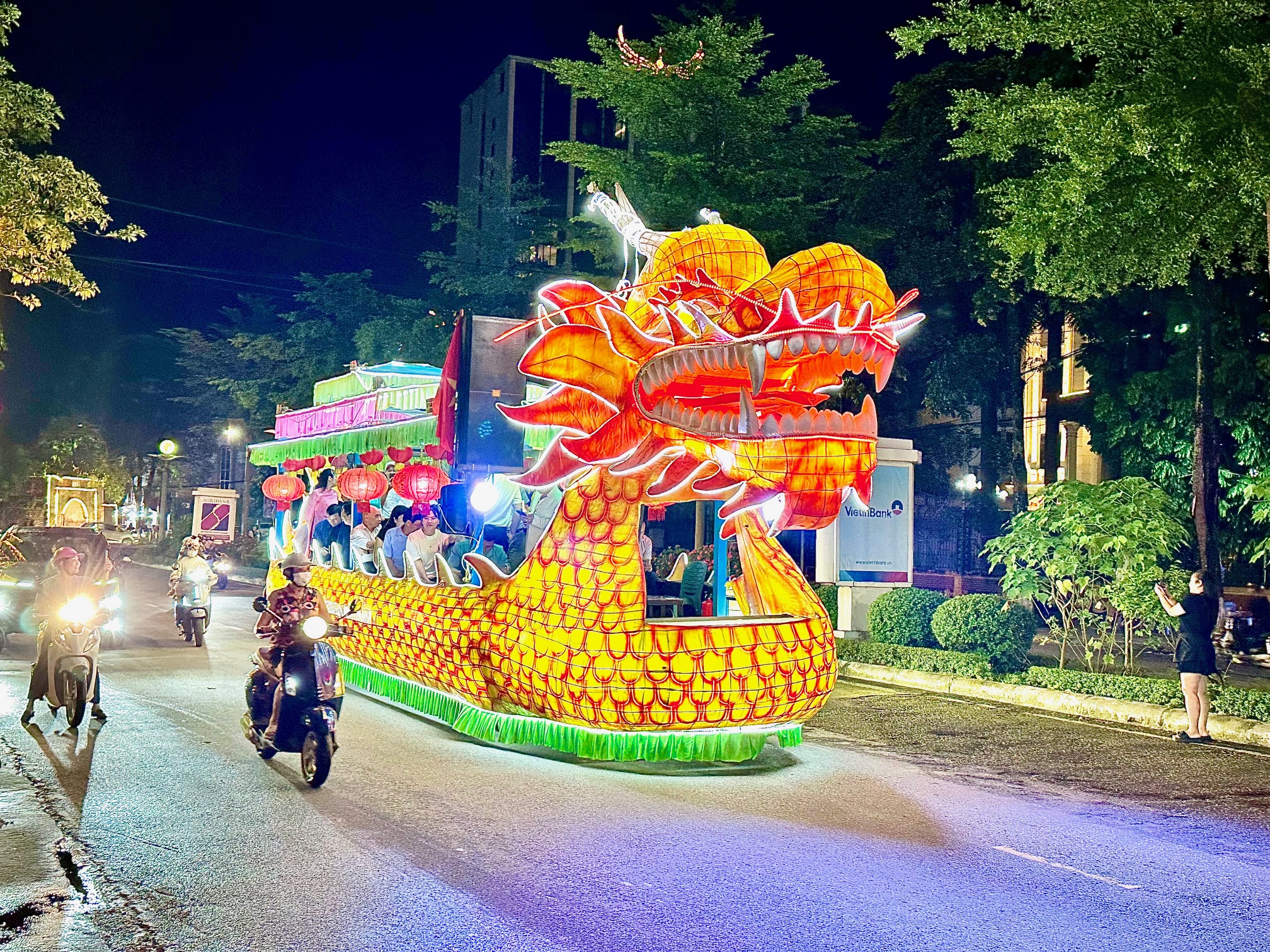 Lung linh sắc m&agrave;u c&aacute;c m&ocirc; h&igrave;nh đ&egrave;n trung thu ở Tuy&ecirc;n Quang- Ảnh 1.