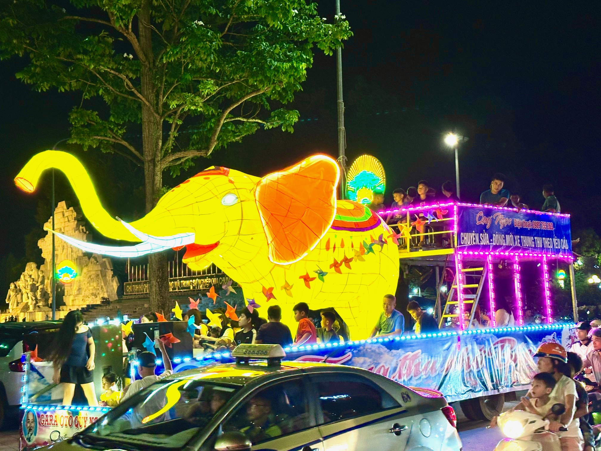 Lung linh sắc m&agrave;u c&aacute;c m&ocirc; h&igrave;nh đ&egrave;n trung thu ở Tuy&ecirc;n Quang- Ảnh 2.