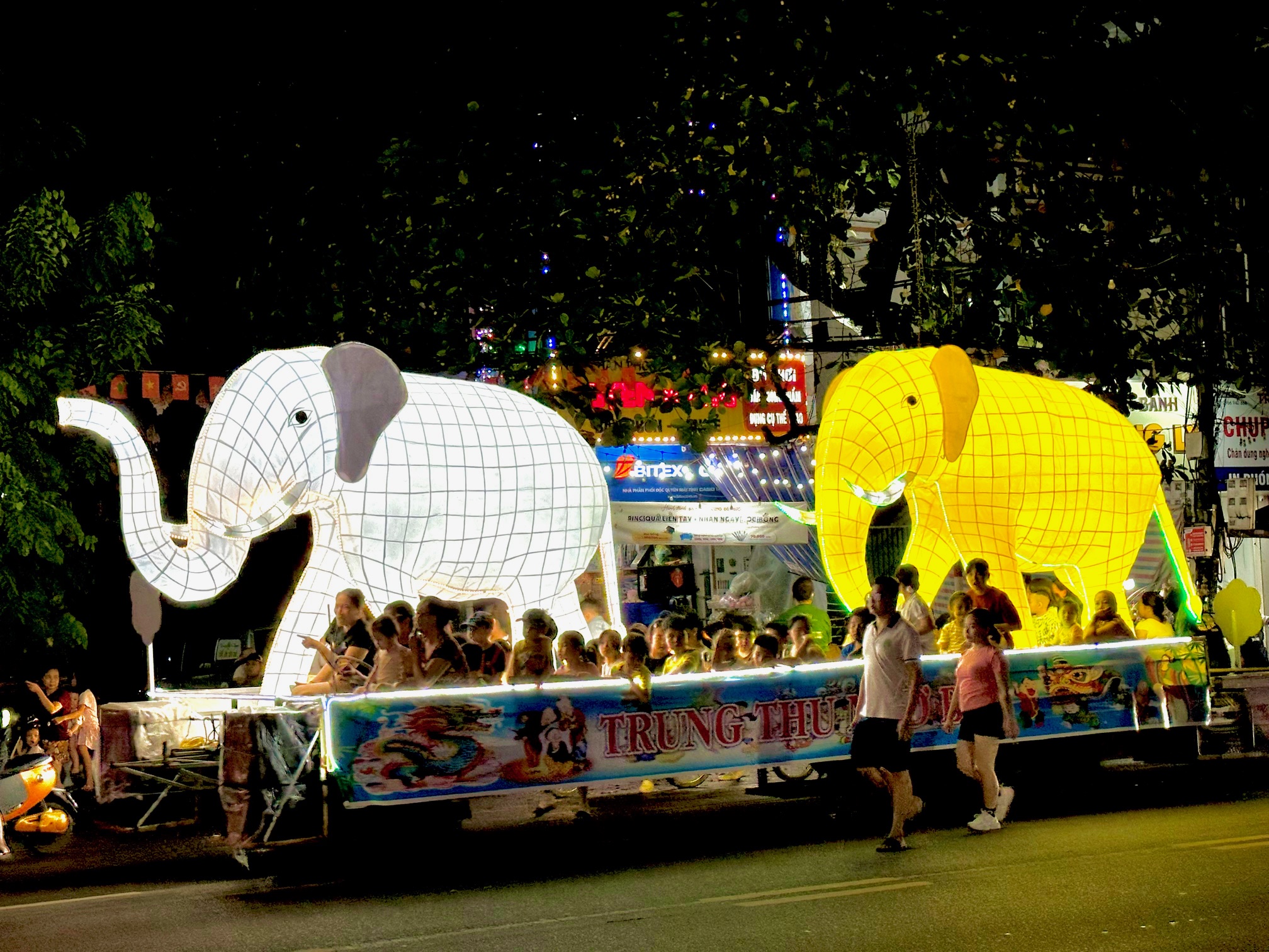 Lung linh sắc m&agrave;u c&aacute;c m&ocirc; h&igrave;nh đ&egrave;n trung thu ở Tuy&ecirc;n Quang- Ảnh 3.