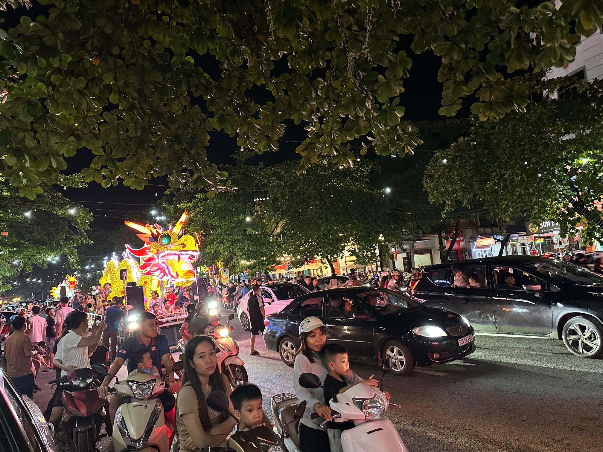 Lung linh sắc m&agrave;u c&aacute;c m&ocirc; h&igrave;nh đ&egrave;n trung thu ở Tuy&ecirc;n Quang- Ảnh 16.