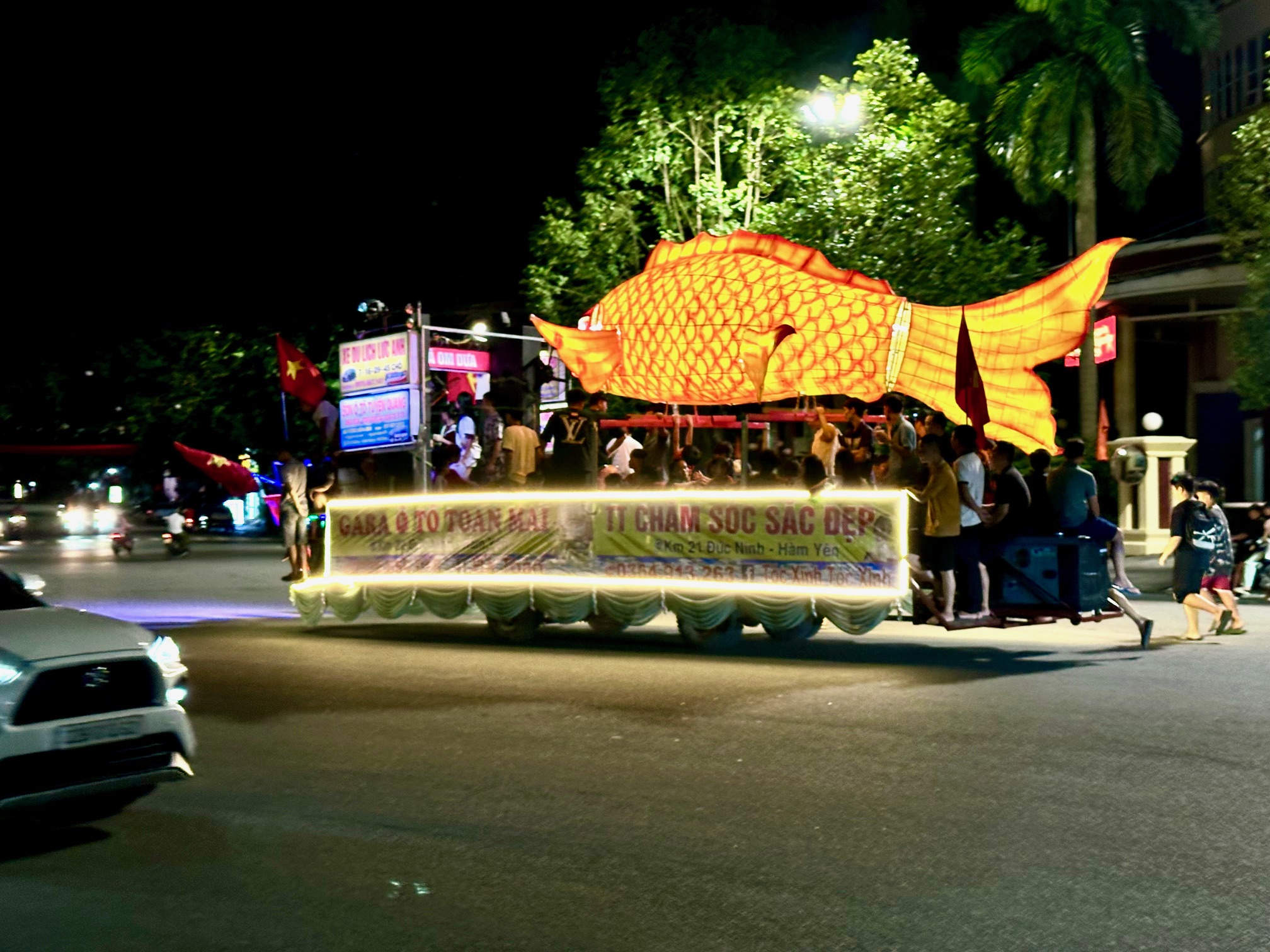 Lung linh sắc m&agrave;u c&aacute;c m&ocirc; h&igrave;nh đ&egrave;n trung thu ở Tuy&ecirc;n Quang- Ảnh 5.