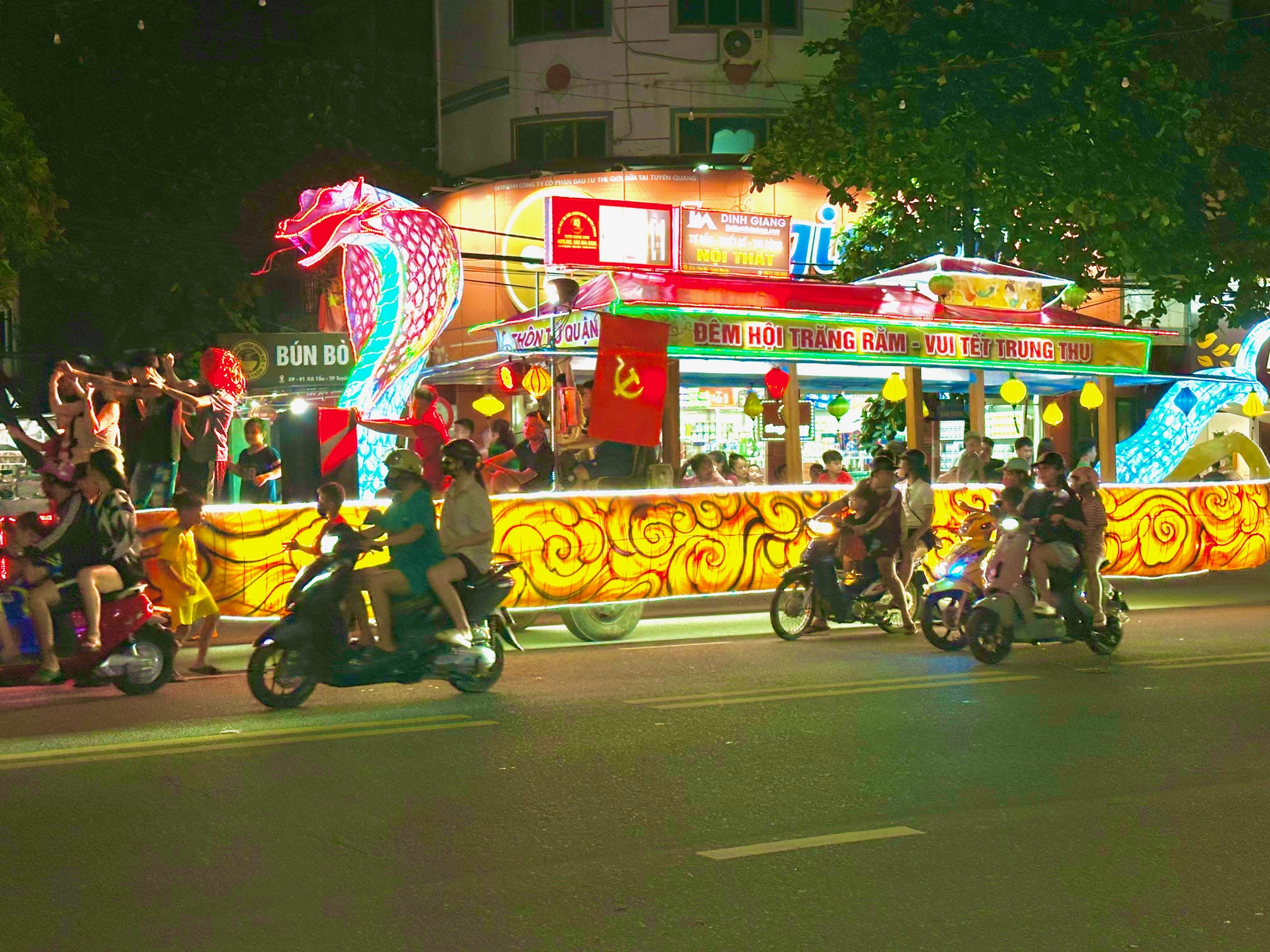 Lung linh sắc m&agrave;u c&aacute;c m&ocirc; h&igrave;nh đ&egrave;n trung thu ở Tuy&ecirc;n Quang- Ảnh 4.