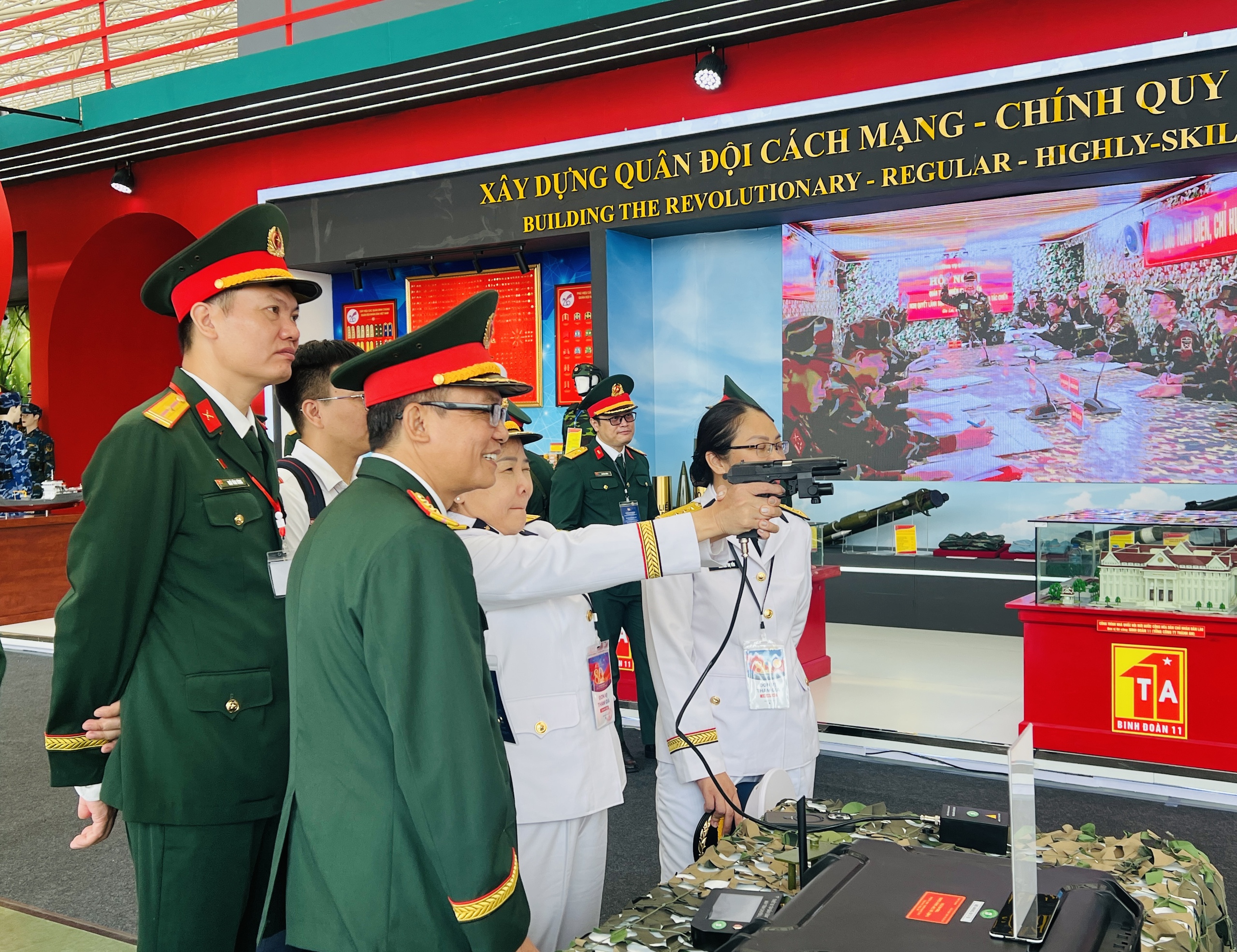 Tận mắt chi&ecirc;m ngưỡng d&agrave;n vũ kh&iacute;, kh&iacute; t&agrave;i hiện đại tại Triển l&atilde;m Th&agrave;nh tựu đất nước 80 năm- Ảnh 8.