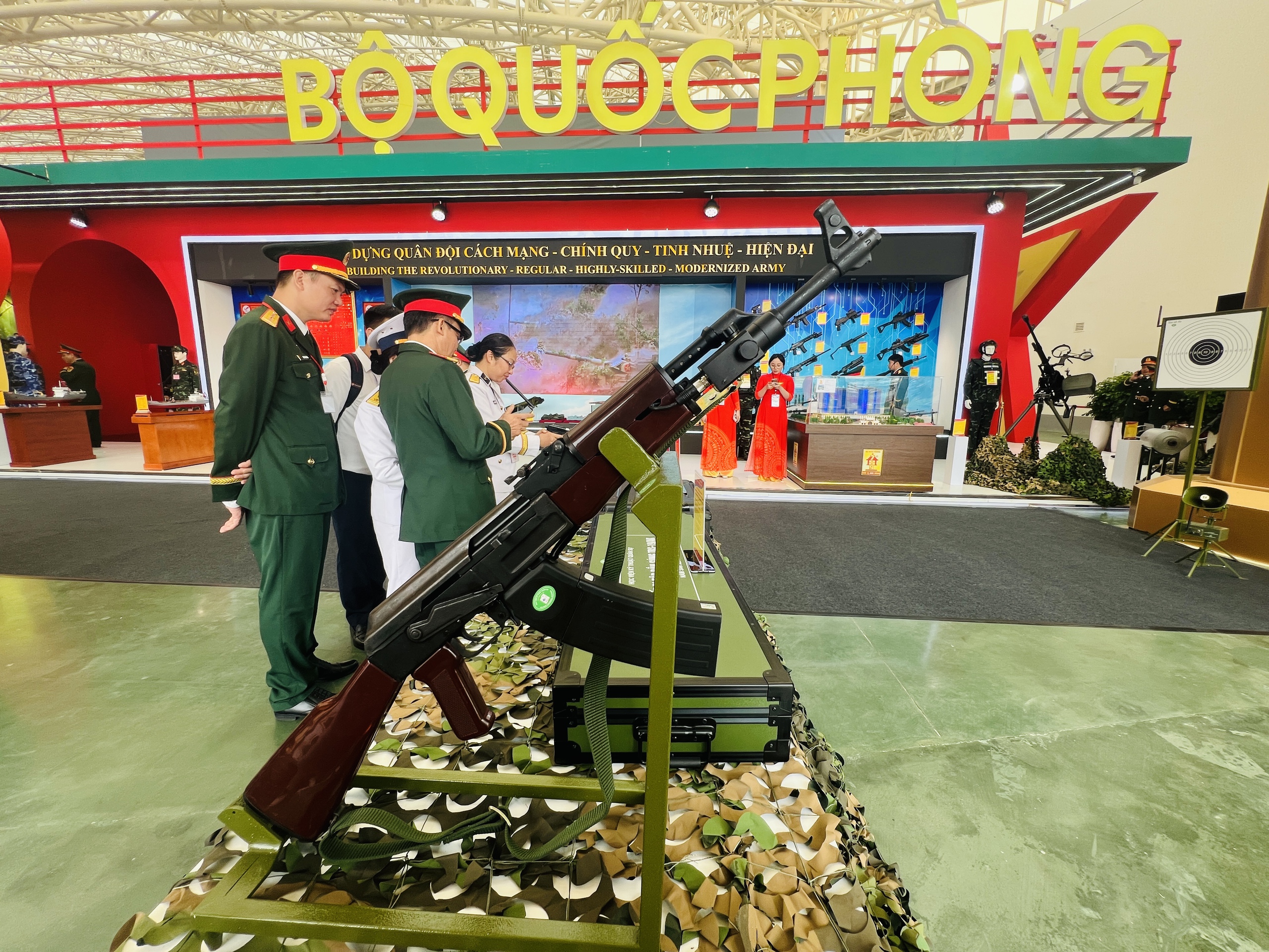 Tận mắt chi&ecirc;m ngưỡng d&agrave;n vũ kh&iacute;, kh&iacute; t&agrave;i hiện đại tại Triển l&atilde;m Th&agrave;nh tựu đất nước 80 năm- Ảnh 7.