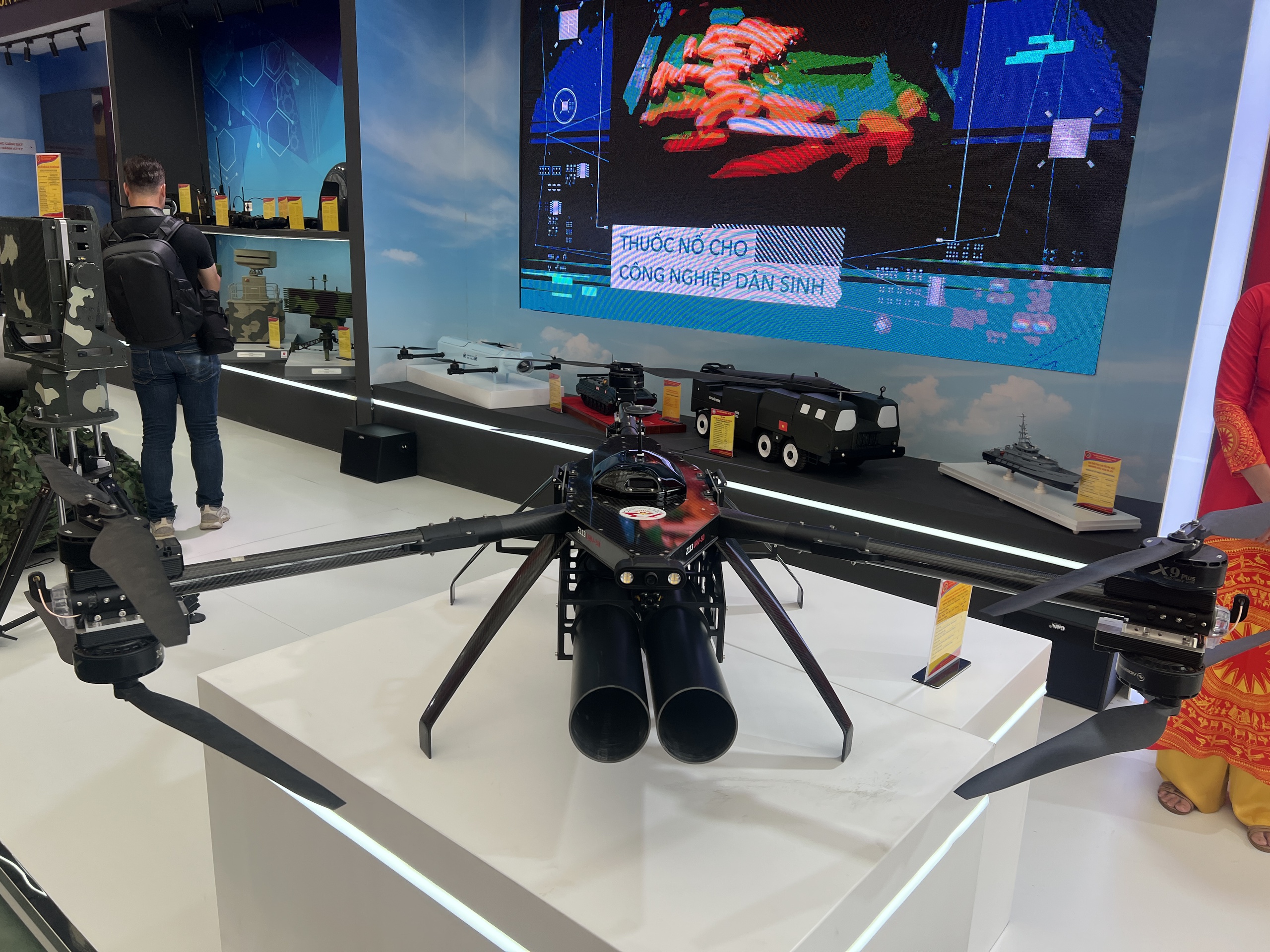 Tận mắt chi&ecirc;m ngưỡng d&agrave;n vũ kh&iacute;, kh&iacute; t&agrave;i hiện đại tại Triển l&atilde;m Th&agrave;nh tựu đất nước 80 năm- Ảnh 4.