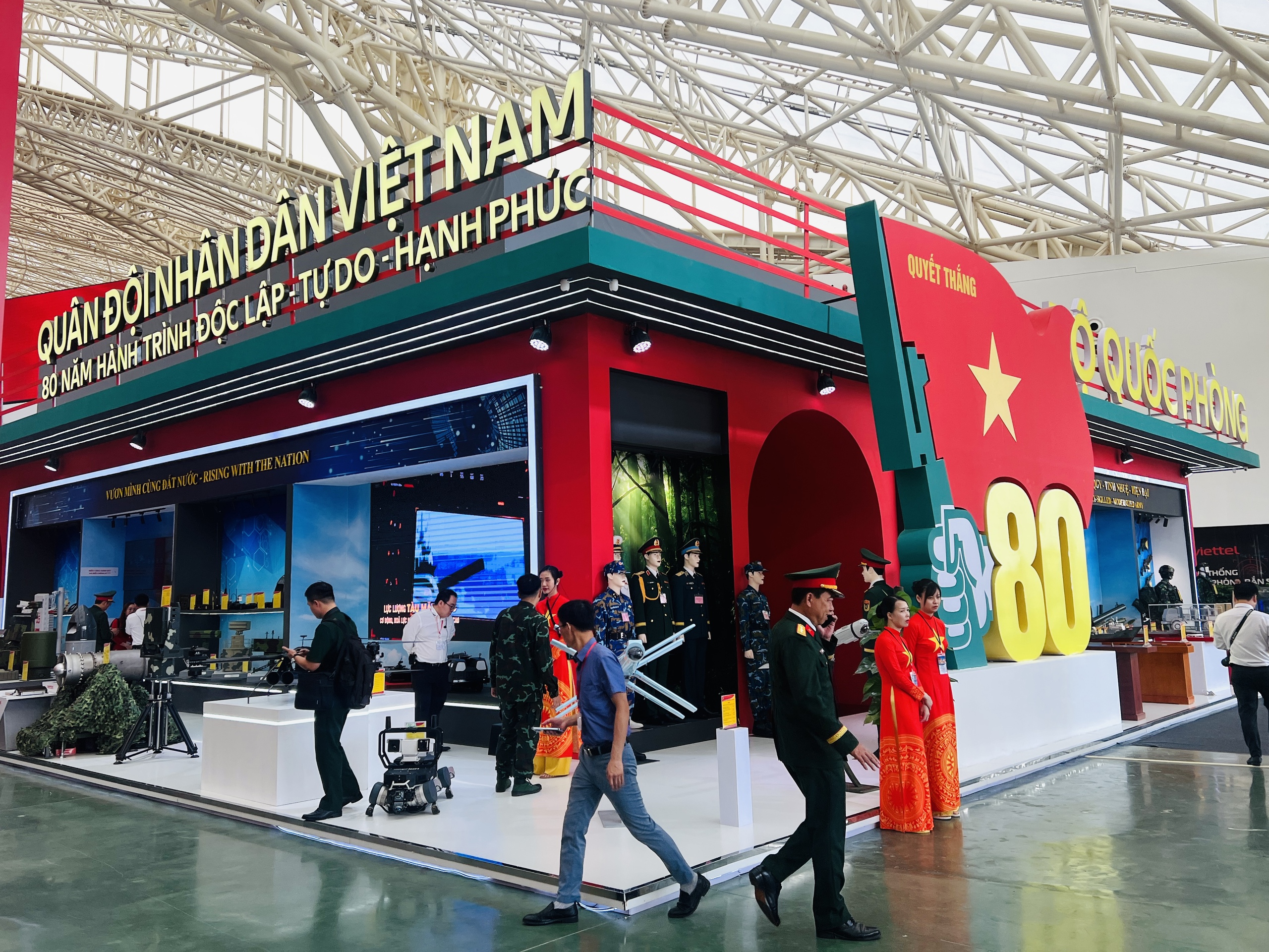 Tận mắt chi&ecirc;m ngưỡng d&agrave;n vũ kh&iacute;, kh&iacute; t&agrave;i hiện đại tại Triển l&atilde;m Th&agrave;nh tựu đất nước 80 năm- Ảnh 1.