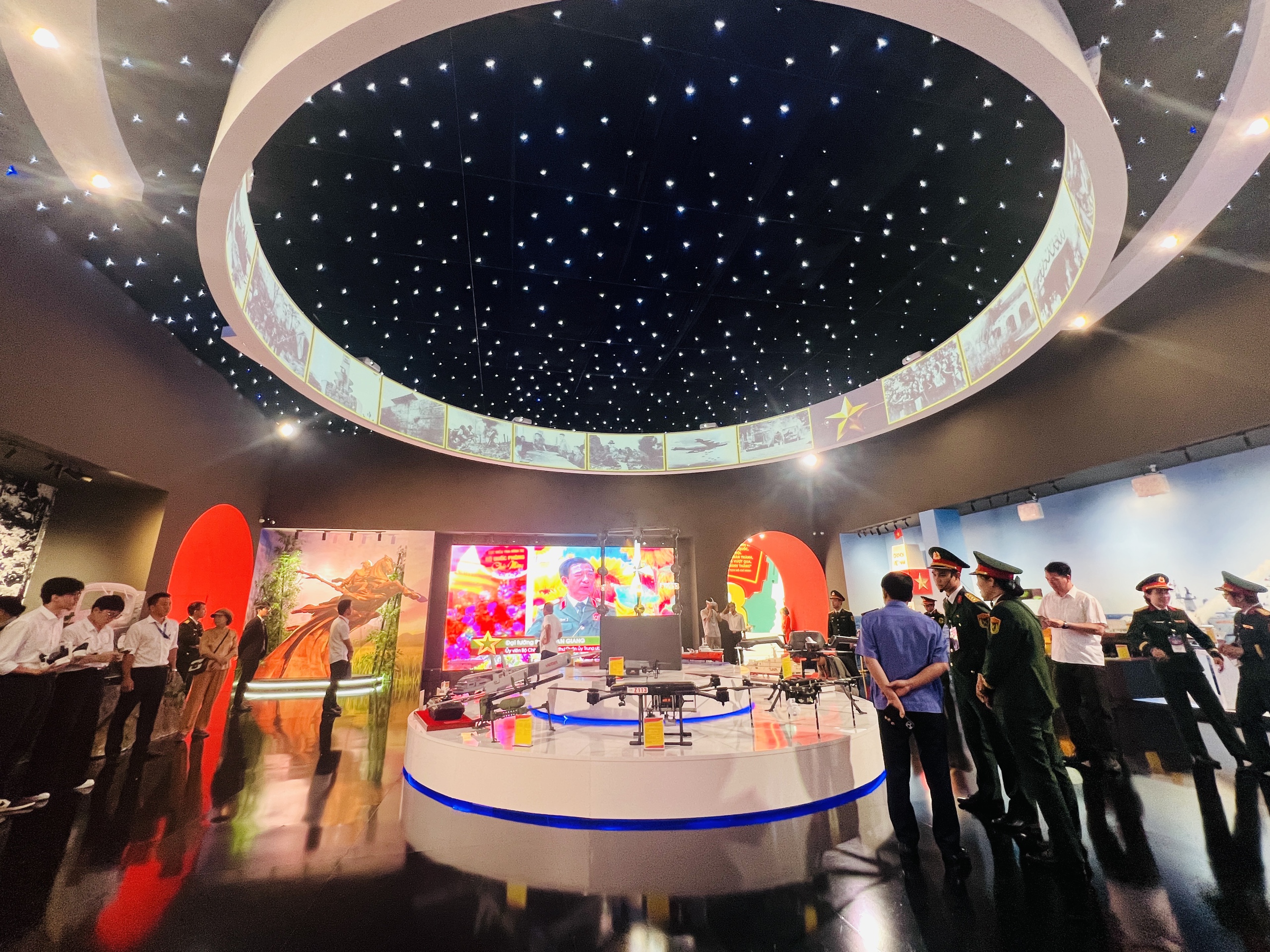 Tận mắt chi&ecirc;m ngưỡng d&agrave;n vũ kh&iacute;, kh&iacute; t&agrave;i hiện đại tại Triển l&atilde;m Th&agrave;nh tựu đất nước 80 năm- Ảnh 6.
