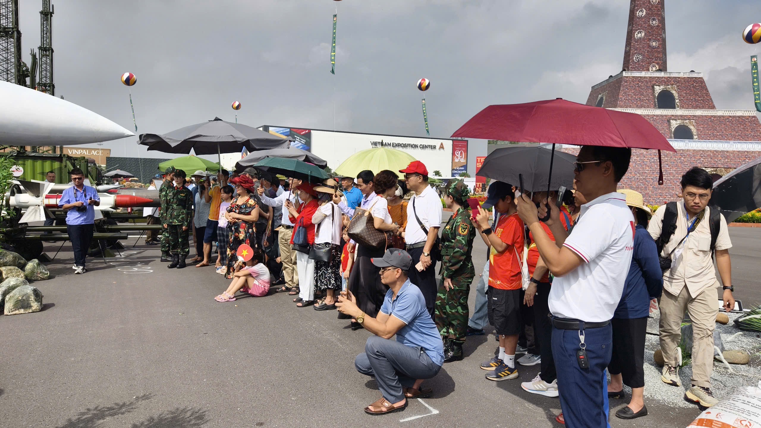 Tận mắt chi&ecirc;m ngưỡng d&agrave;n vũ kh&iacute;, kh&iacute; t&agrave;i hiện đại tại Triển l&atilde;m Th&agrave;nh tựu đất nước 80 năm- Ảnh 16.