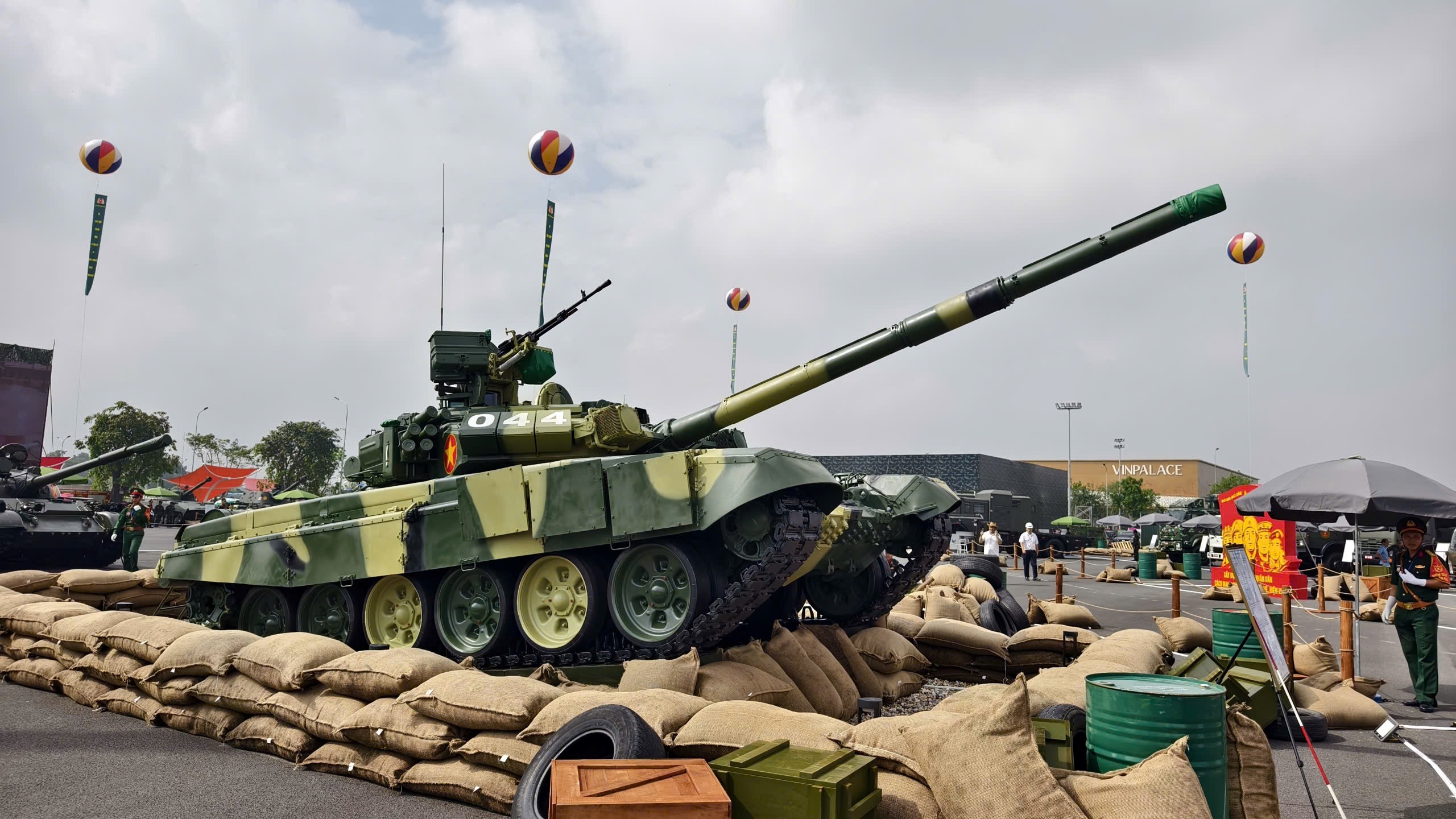 Tận mắt chi&ecirc;m ngưỡng d&agrave;n vũ kh&iacute;, kh&iacute; t&agrave;i hiện đại tại Triển l&atilde;m Th&agrave;nh tựu đất nước 80 năm- Ảnh 15.