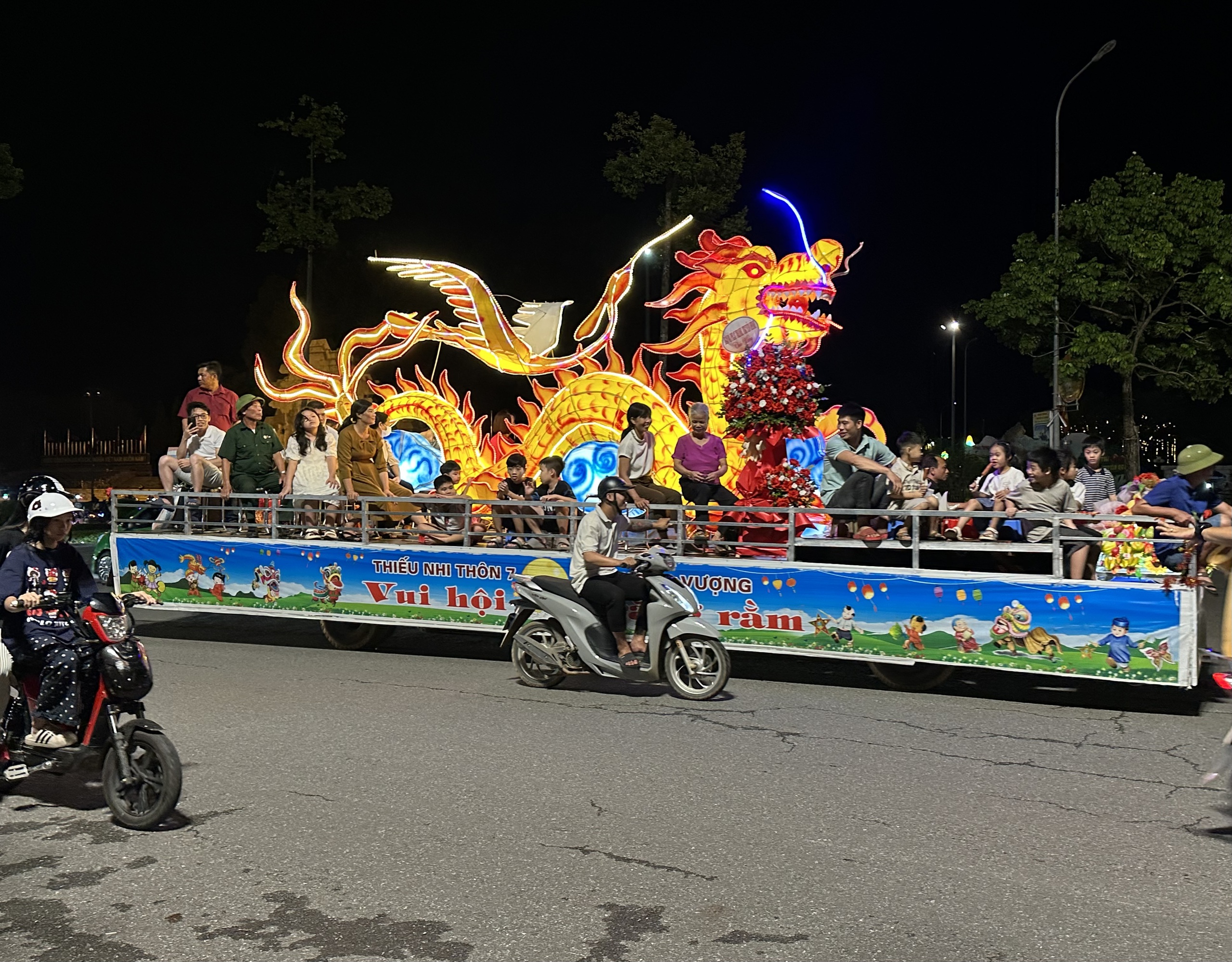 Lung linh sắc m&agrave;u c&aacute;c m&ocirc; h&igrave;nh đ&egrave;n trung thu ở Tuy&ecirc;n Quang- Ảnh 17.