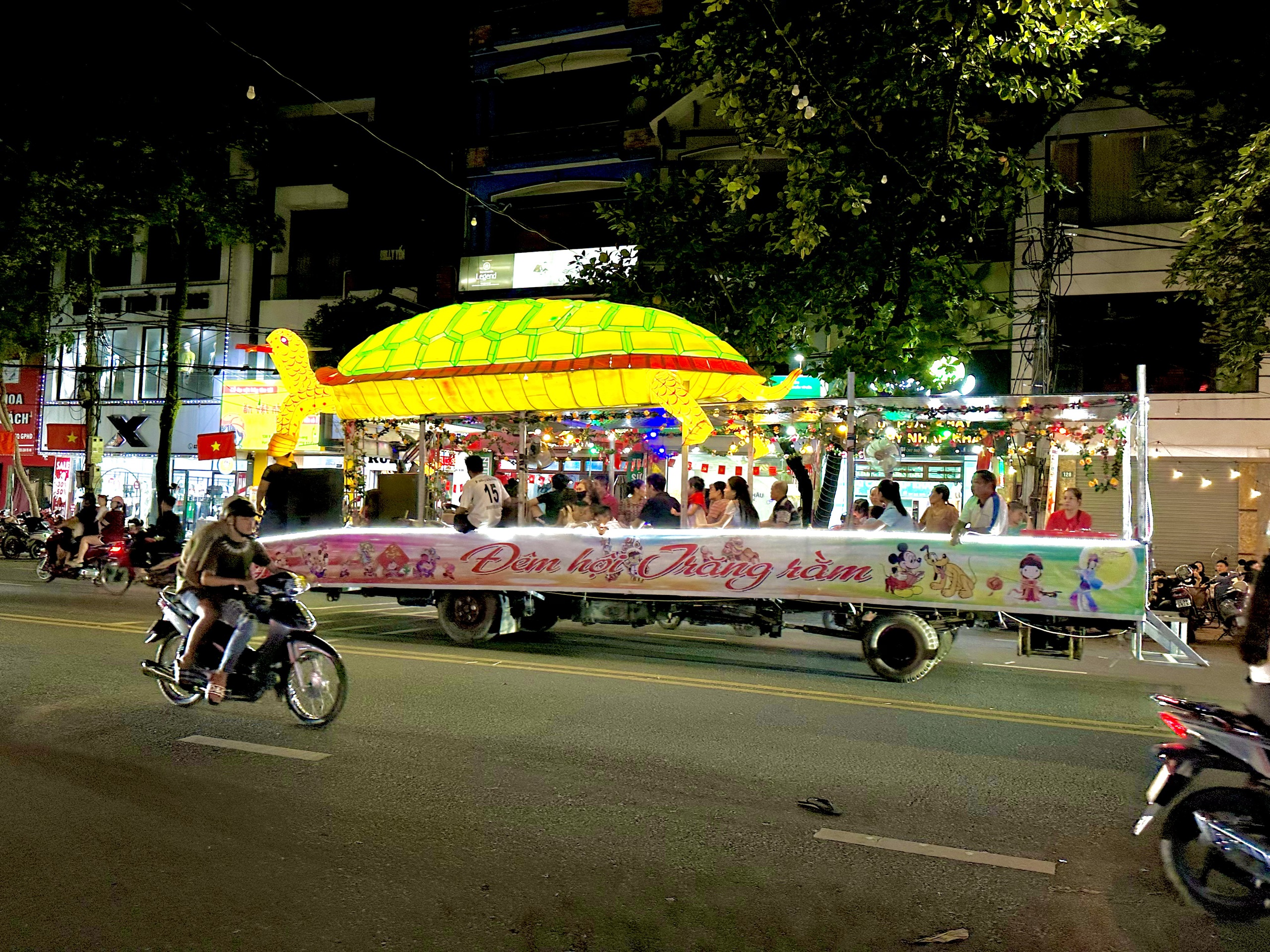 Lung linh sắc m&agrave;u c&aacute;c m&ocirc; h&igrave;nh đ&egrave;n trung thu ở Tuy&ecirc;n Quang- Ảnh 7.