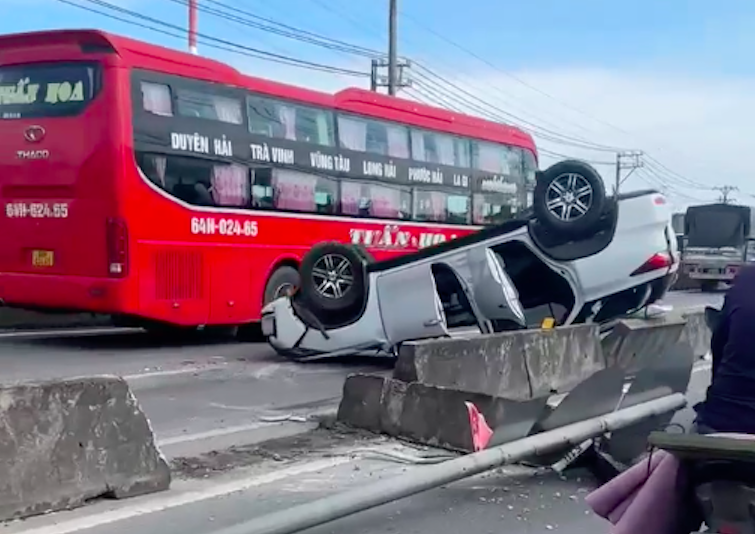 TP.HCM: &Ocirc; t&ocirc; lật ngửa giữa đường sau khi t&ocirc;ng sập dải ph&acirc;n c&aacute;ch- Ảnh 1.