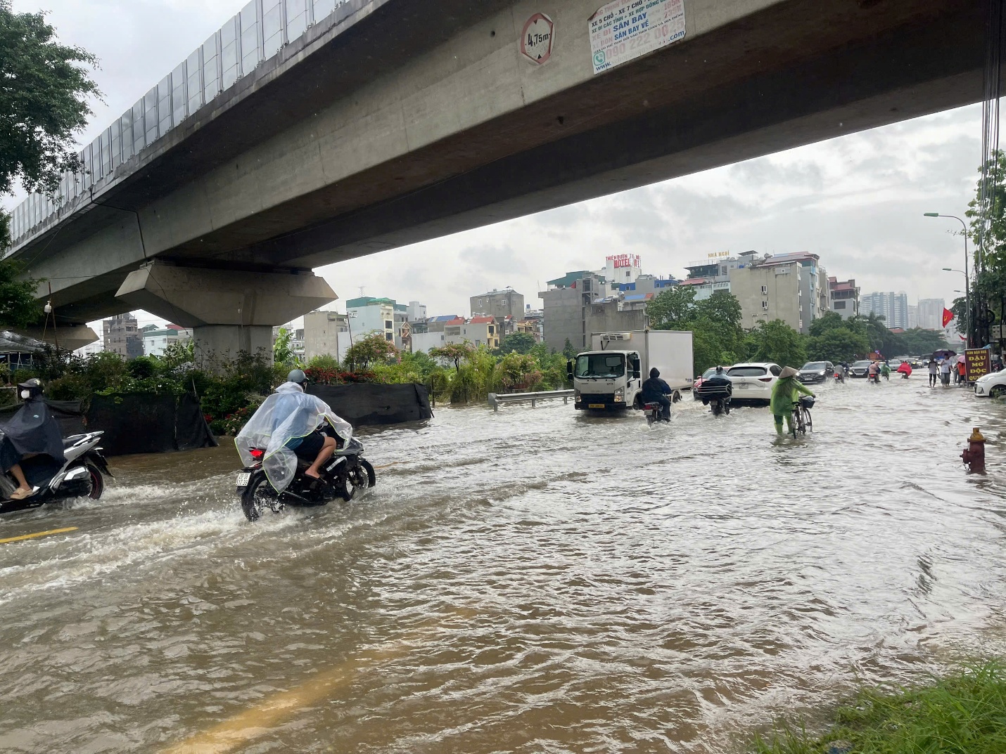 Chuy&ecirc;n gia l&yacute; giải v&igrave; sao một số đ&ocirc; thị ngập &ldquo;b&igrave; b&otilde;m&rdquo; sau mưa lớn?- Ảnh 1.
