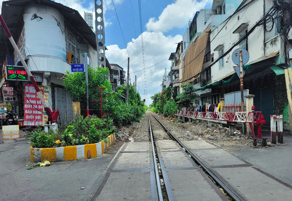 TP.HCM tăng cường trật tự an toàn giao thông đường sắt, xử lý tình trạng tự mở lối đi- Ảnh 1. TP.HCM tăng cường trật tự an toàn giao thông đường sắt, xử lý tình trạng tự mở lối đi- Ảnh 1.