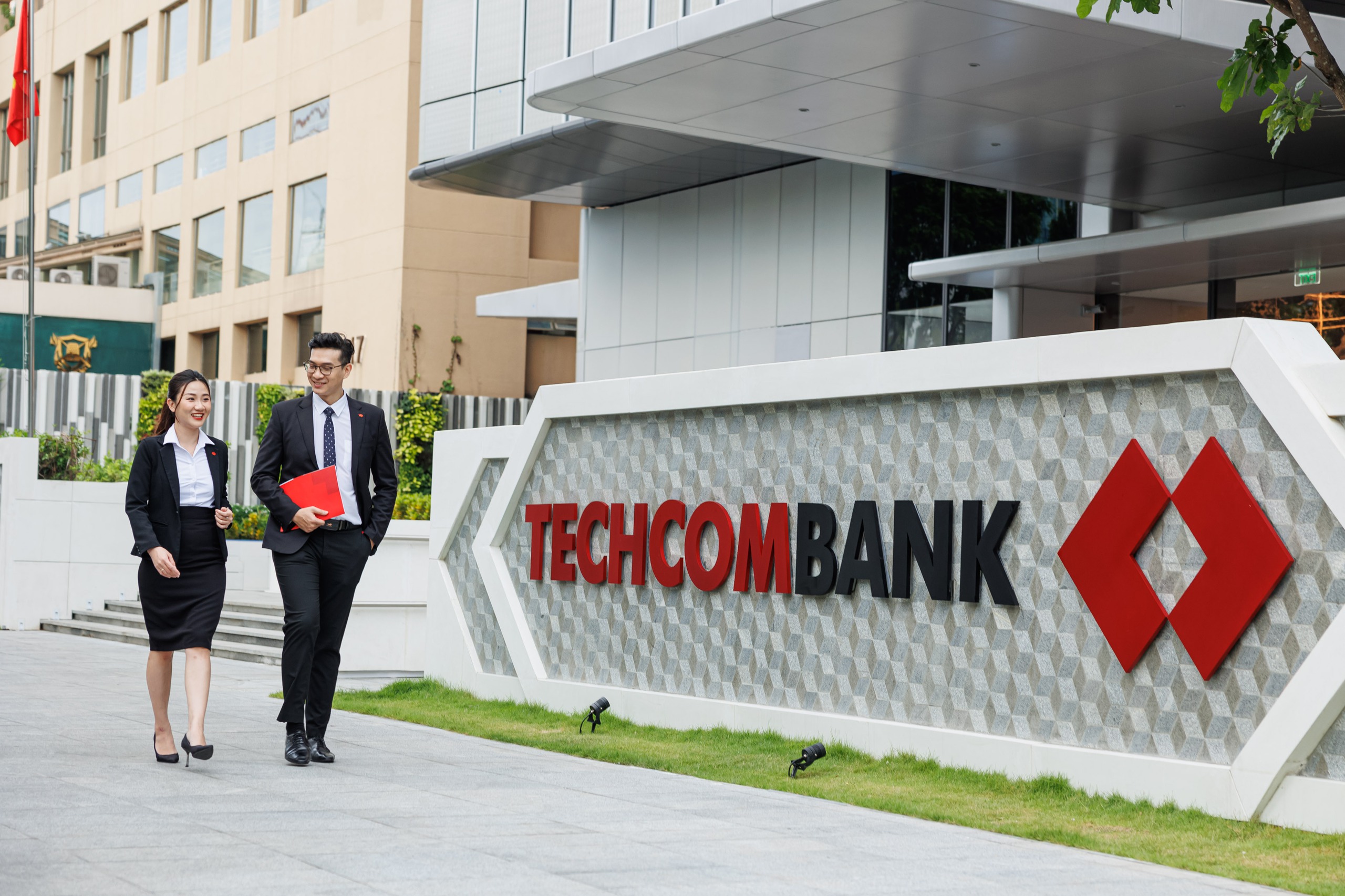 S&P c&ocirc;ng bố n&acirc;ng xếp hạng t&iacute;n nhiệm Techcombank l&ecirc;n mức BB- Ảnh 1.