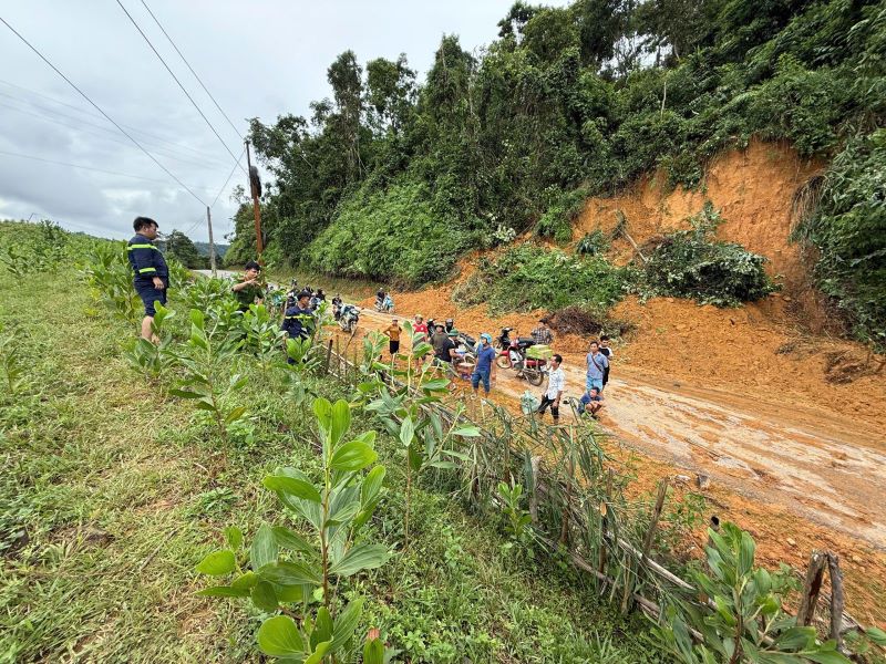 15 điểm sạt lở gây tắc đường cục bộ trên 37km dọc quốc lộ 47 qua Thanh Hóa- Ảnh 3. 15 điểm sạt lở gây tắc đường cục bộ trên 37km dọc quốc lộ 47 qua Thanh Hóa- Ảnh 3.