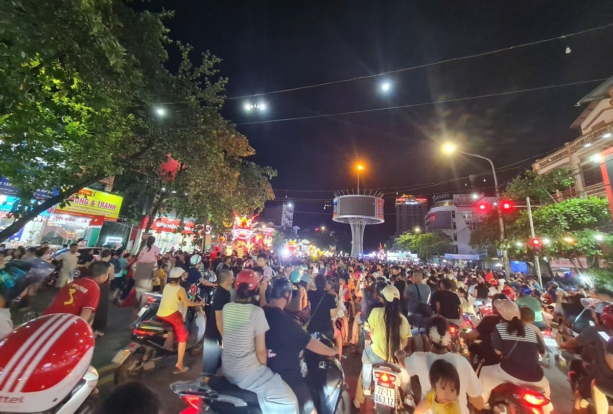 Lung linh sắc m&agrave;u c&aacute;c m&ocirc; h&igrave;nh đ&egrave;n trung thu ở Tuy&ecirc;n Quang- Ảnh 8.