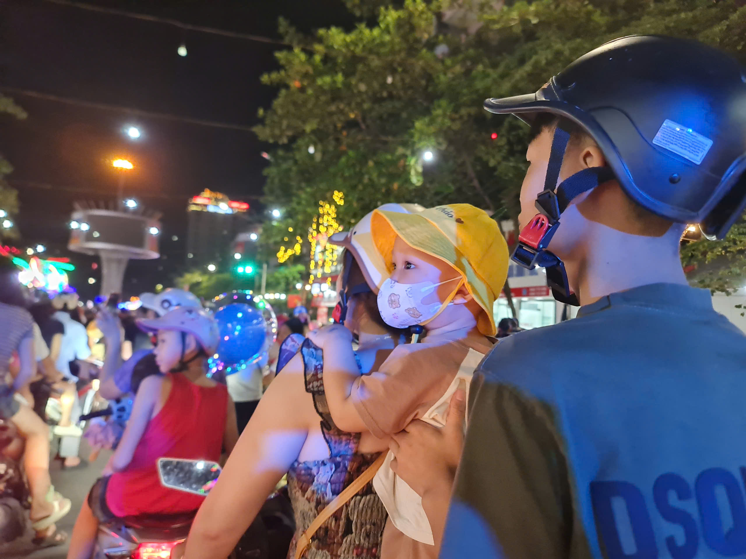 Lung linh sắc m&agrave;u c&aacute;c m&ocirc; h&igrave;nh đ&egrave;n trung thu ở Tuy&ecirc;n Quang- Ảnh 9.