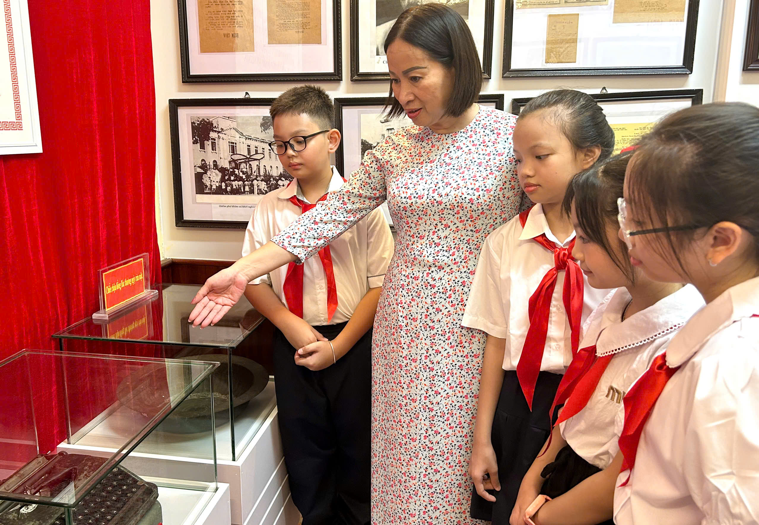 Nhiều "địa chỉ đỏ" tại H&agrave; Nội thu h&uacute;t kh&aacute;ch tham quan dịp Quốc kh&aacute;nh- Ảnh 4.