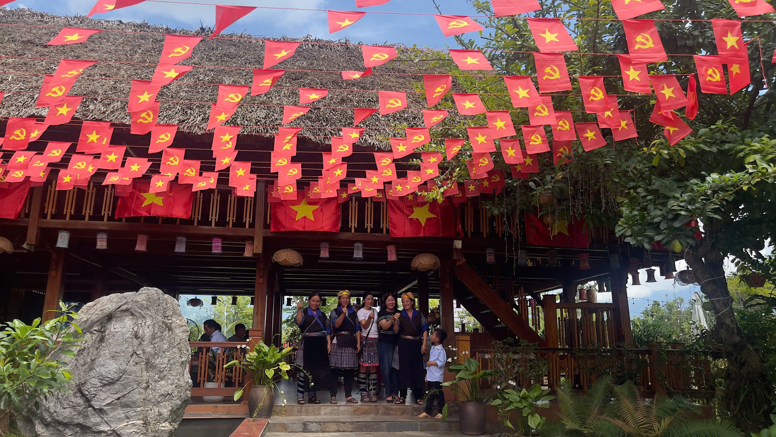 Người d&acirc;n L&agrave;o Cai n&ocirc; nức trang ho&agrave;ng từ phố thị đến v&ugrave;ng n&uacute;i đ&oacute;n Tết Độc lập- Ảnh 11.