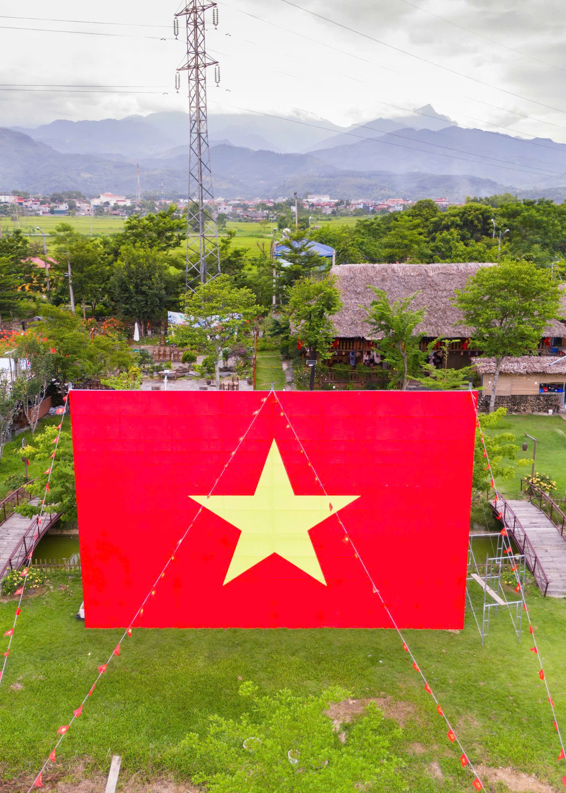 Người d&acirc;n L&agrave;o Cai n&ocirc; nức trang ho&agrave;ng từ phố thị đến v&ugrave;ng n&uacute;i đ&oacute;n Tết Độc lập- Ảnh 8.