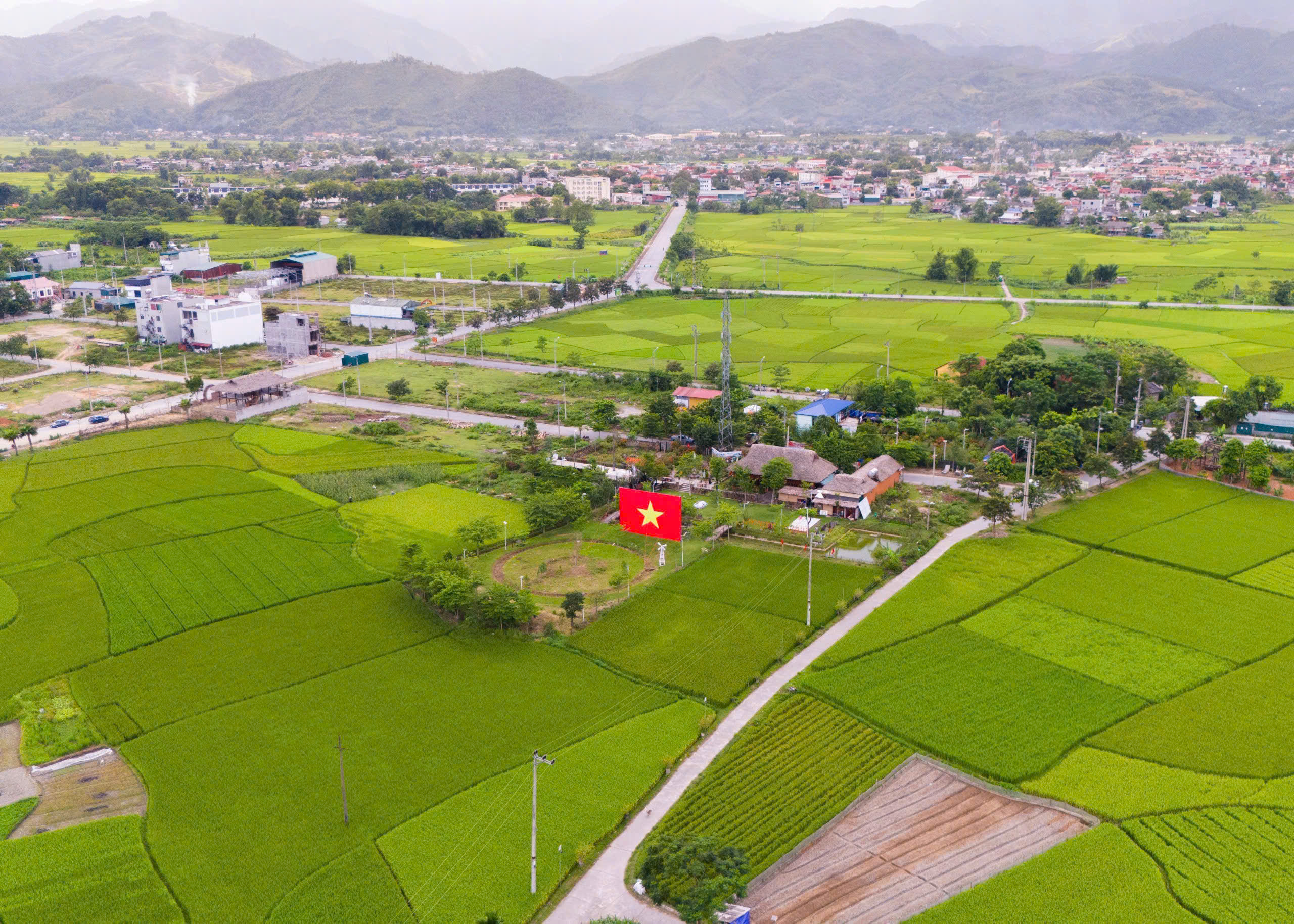 Người d&acirc;n L&agrave;o Cai n&ocirc; nức trang ho&agrave;ng từ phố thị đến v&ugrave;ng n&uacute;i đ&oacute;n Tết Độc lập- Ảnh 9.