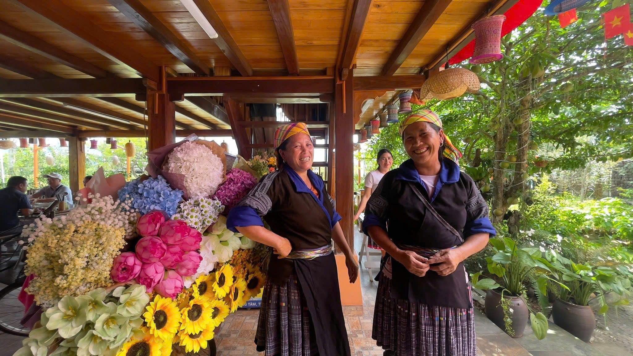 Người d&acirc;n L&agrave;o Cai n&ocirc; nức trang ho&agrave;ng từ phố thị đến v&ugrave;ng n&uacute;i đ&oacute;n Tết Độc lập- Ảnh 12.