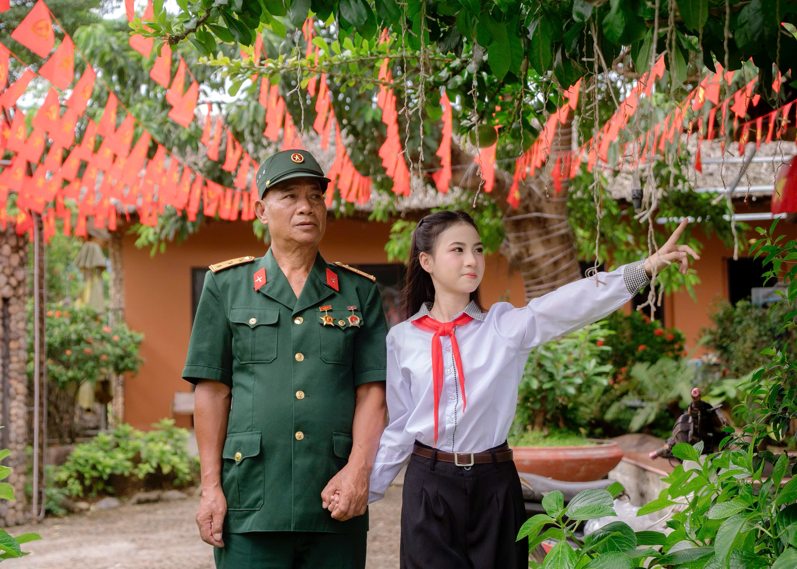 Người d&acirc;n L&agrave;o Cai n&ocirc; nức trang ho&agrave;ng từ phố thị đến v&ugrave;ng n&uacute;i đ&oacute;n Tết Độc lập- Ảnh 13.