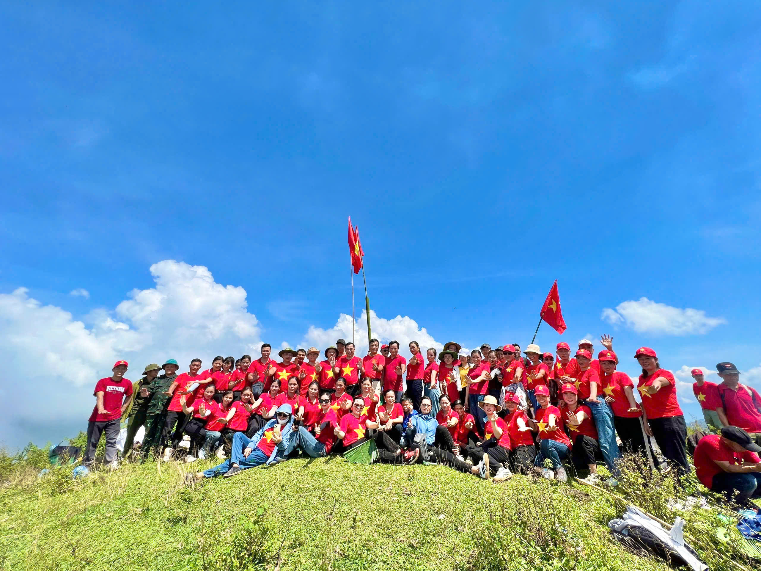 Người d&acirc;n L&agrave;o Cai n&ocirc; nức trang ho&agrave;ng từ phố thị đến v&ugrave;ng n&uacute;i đ&oacute;n Tết Độc lập- Ảnh 14.