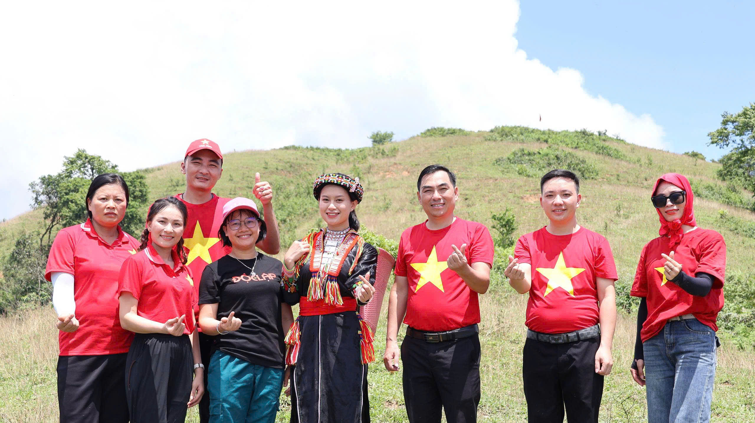 Người d&acirc;n L&agrave;o Cai n&ocirc; nức trang ho&agrave;ng từ phố thị đến v&ugrave;ng n&uacute;i đ&oacute;n Tết Độc lập- Ảnh 16.