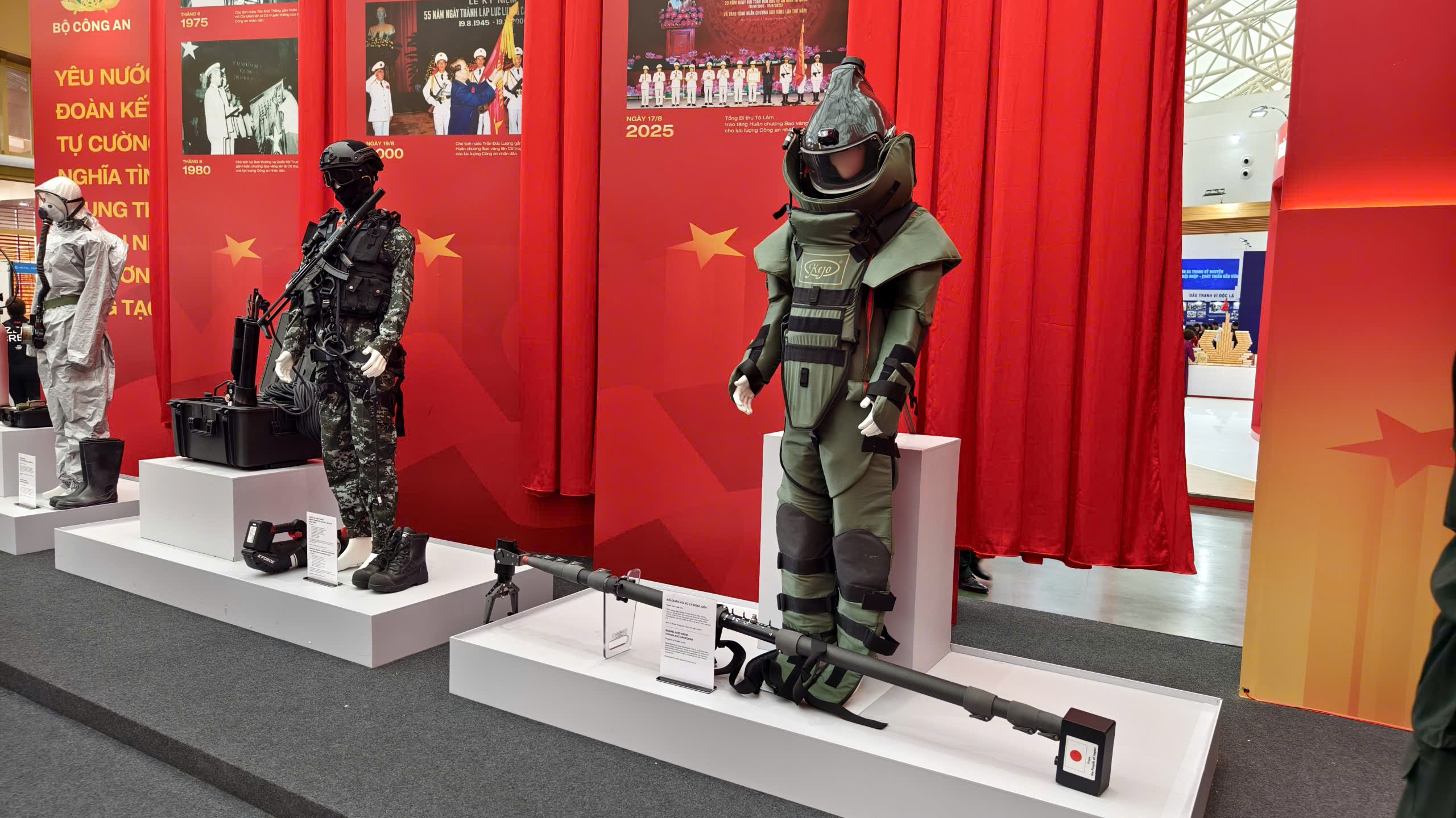 Cận cảnh robot "trinh s&aacute;t" d&ograve; m&igrave;n, s&uacute;ng kh&eacute;p g&oacute;c, kh&iacute; t&agrave;i đặc biệt của lực lượng c&ocirc;ng an- Ảnh 15.