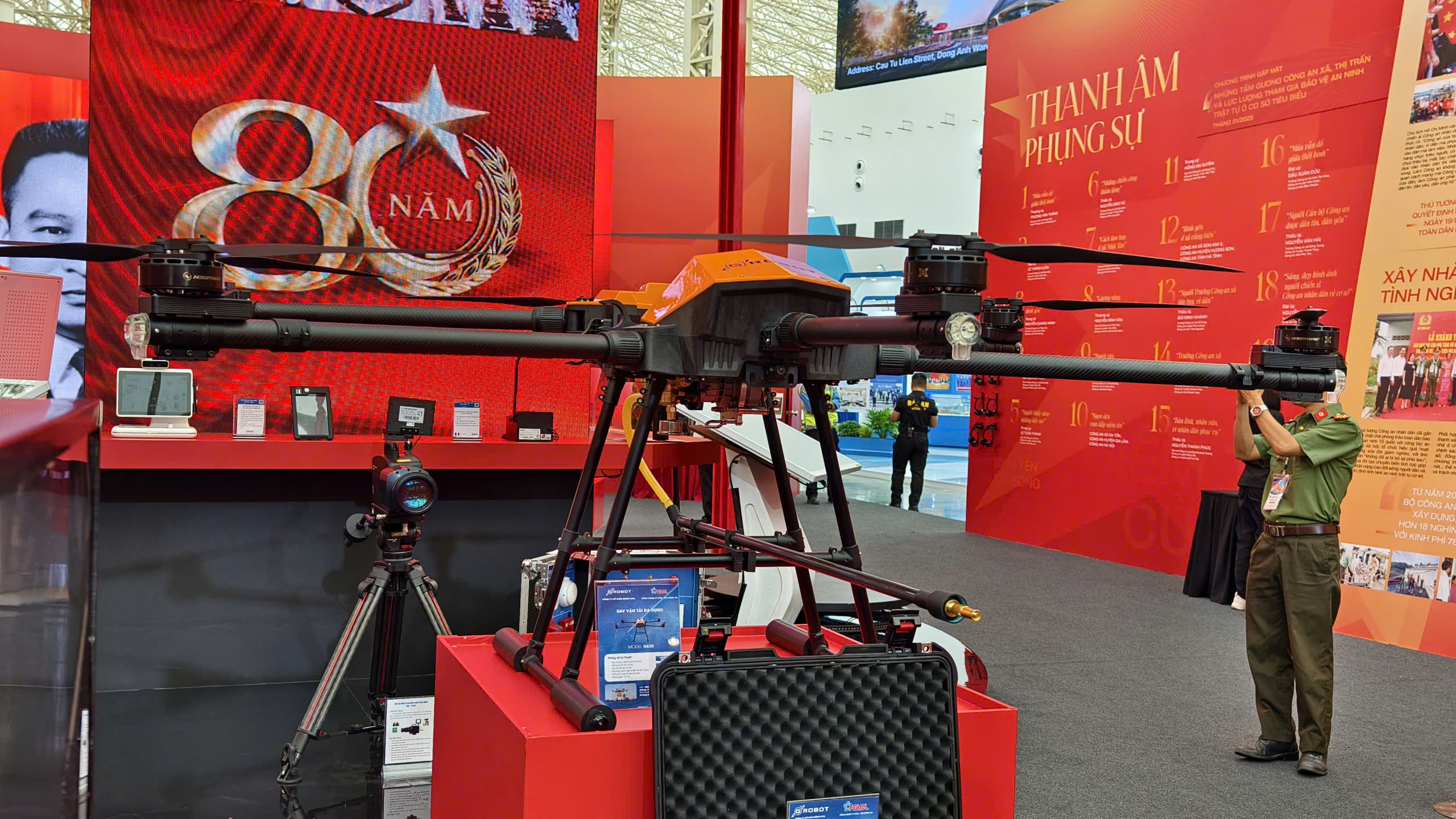 Cận cảnh robot "trinh s&aacute;t" d&ograve; m&igrave;n, s&uacute;ng kh&eacute;p g&oacute;c, kh&iacute; t&agrave;i đặc biệt của lực lượng c&ocirc;ng an- Ảnh 12.