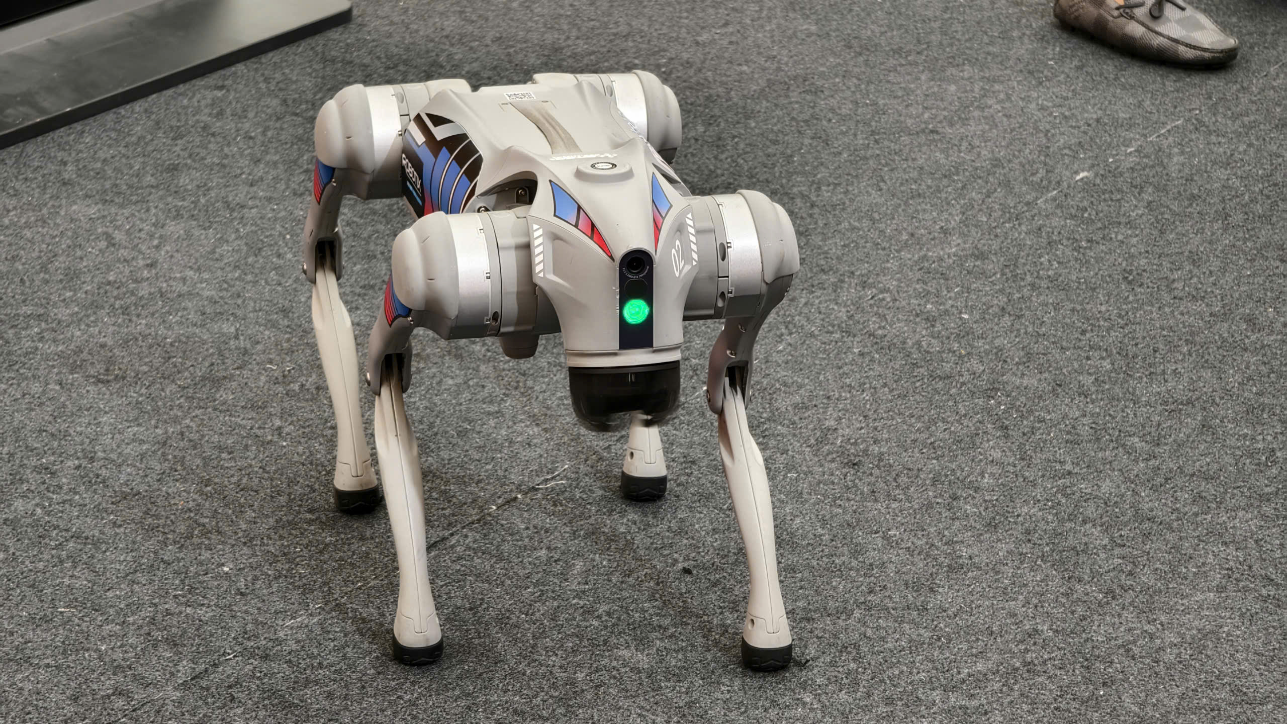 Cận cảnh robot "trinh s&aacute;t" d&ograve; m&igrave;n, s&uacute;ng kh&eacute;p g&oacute;c, kh&iacute; t&agrave;i đặc biệt của lực lượng c&ocirc;ng an- Ảnh 3.