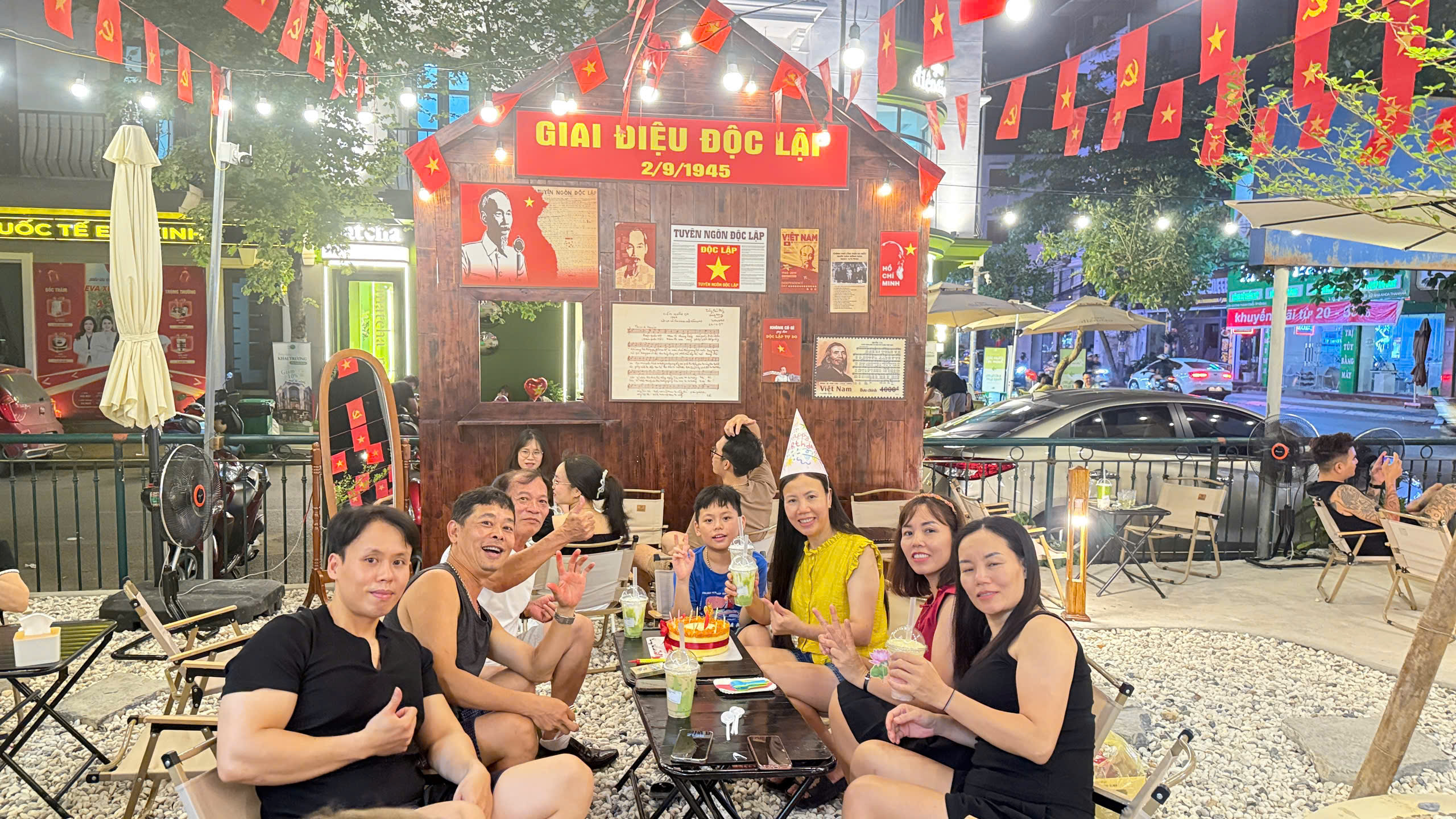 Người d&acirc;n L&agrave;o Cai n&ocirc; nức trang ho&agrave;ng từ phố thị đến v&ugrave;ng n&uacute;i đ&oacute;n Tết Độc lập- Ảnh 1.