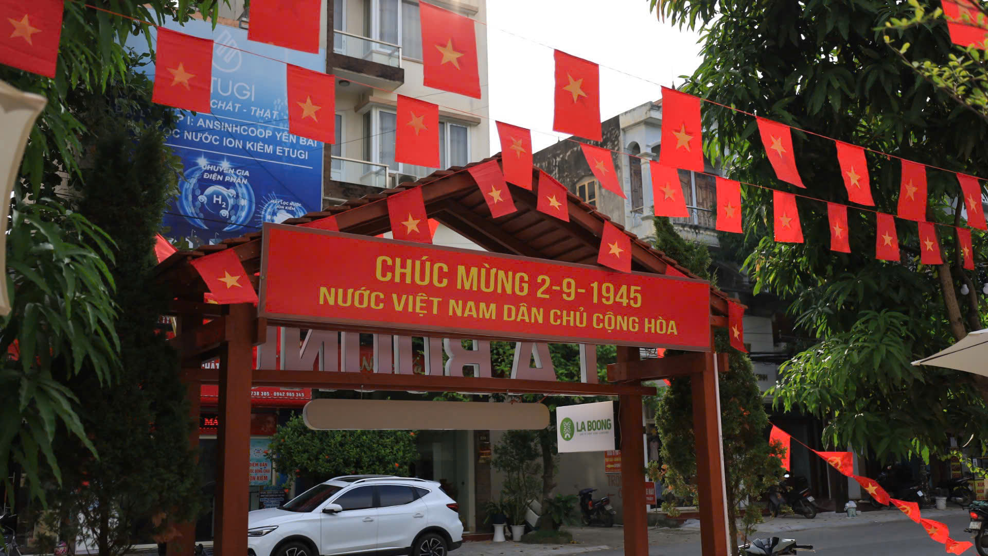 Người d&acirc;n L&agrave;o Cai n&ocirc; nức trang ho&agrave;ng từ phố thị đến v&ugrave;ng n&uacute;i đ&oacute;n Tết Độc lập- Ảnh 2.