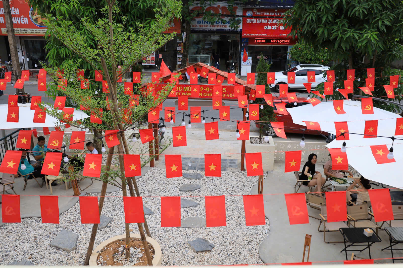 Người d&acirc;n L&agrave;o Cai n&ocirc; nức trang ho&agrave;ng từ phố thị đến v&ugrave;ng n&uacute;i đ&oacute;n Tết Độc lập- Ảnh 3.