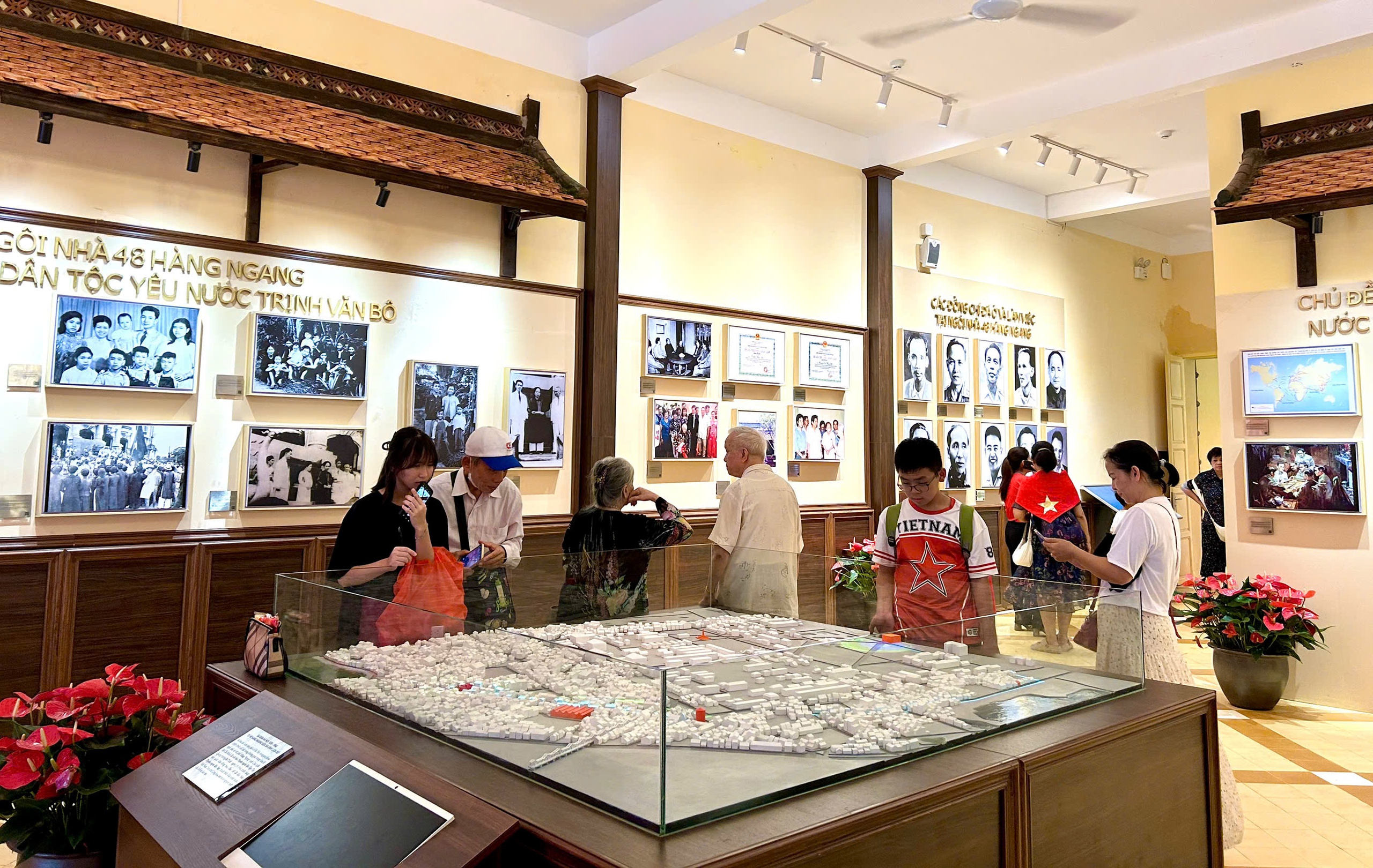 Nhiều "địa chỉ đỏ" tại H&agrave; Nội thu h&uacute;t kh&aacute;ch tham quan dịp Quốc kh&aacute;nh- Ảnh 7.