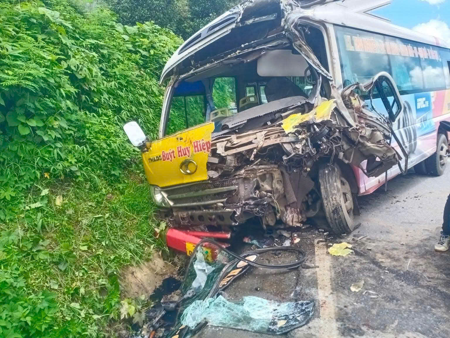 Va chạm xe tải tr&ecirc;n QL3 Th&aacute;i Nguy&ecirc;n, t&agrave;i xế xe bu&yacute;t bị thương nặng- Ảnh 1.