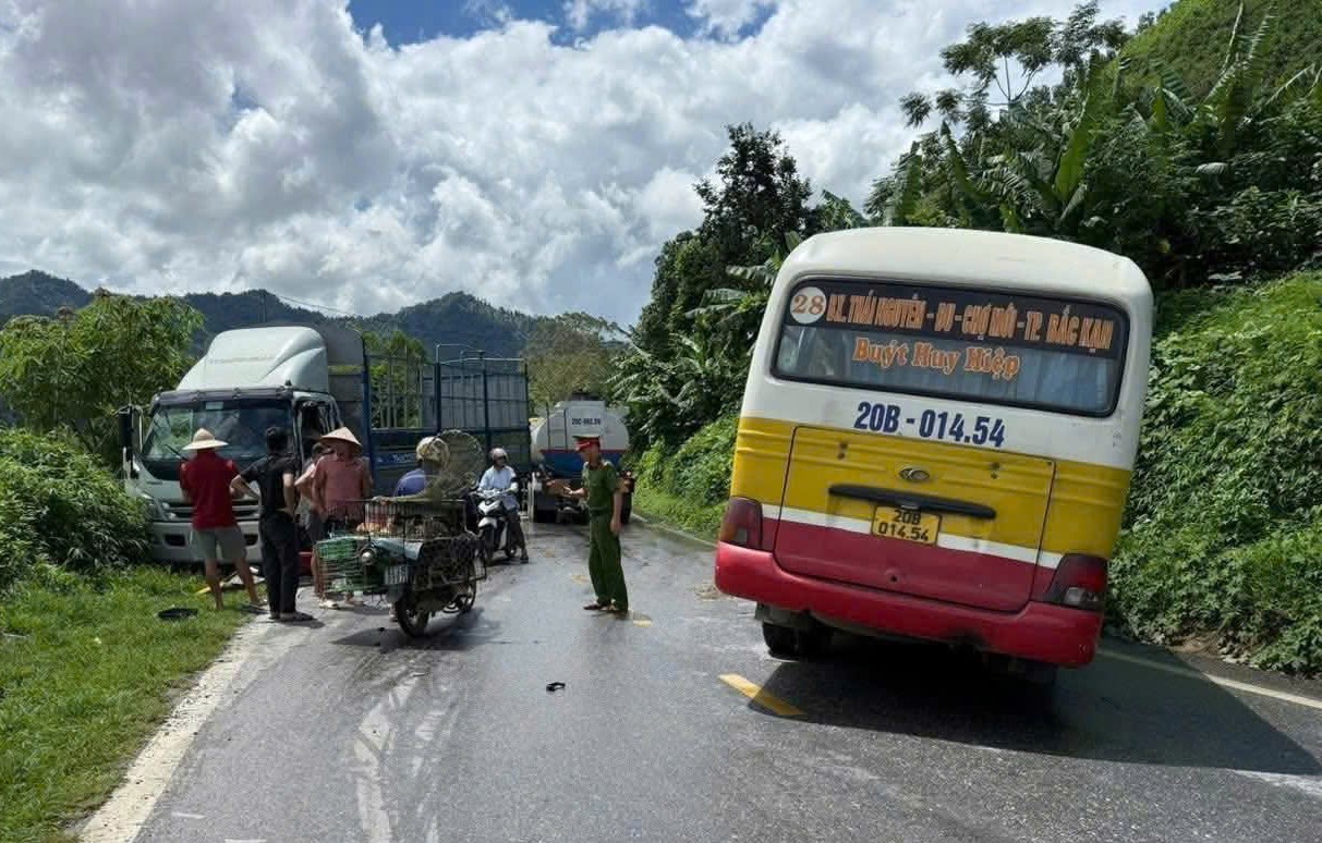 Va chạm xe tải tr&ecirc;n QL3 Th&aacute;i Nguy&ecirc;n, t&agrave;i xế xe bu&yacute;t bị thương nặng- Ảnh 2.