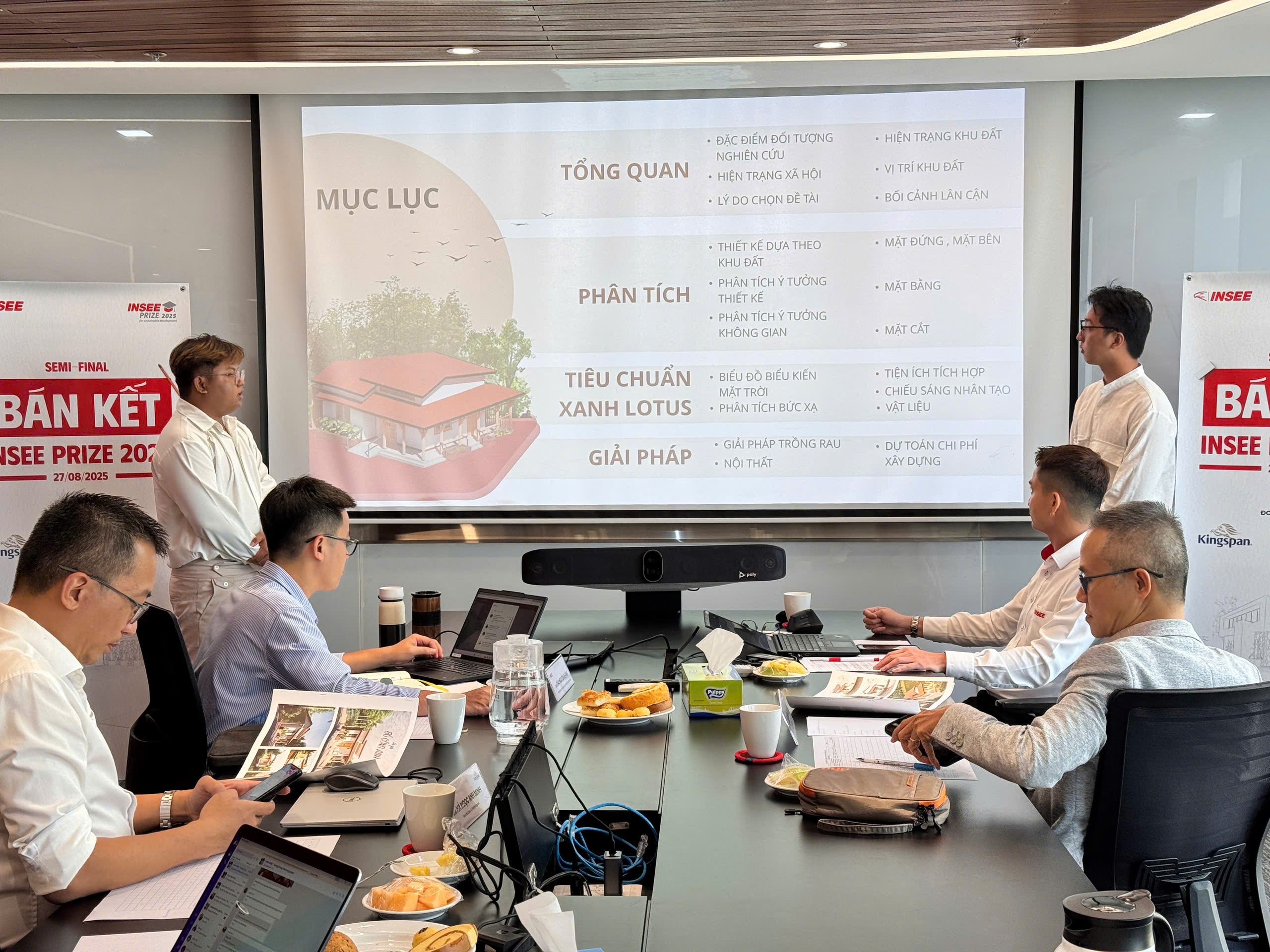 C&aacute;c bạn sinh vi&ecirc;n tr&igrave;nh b&agrave;y &yacute; tưởng trước Hội đồng Ban gi&aacute;m khảo tại v&ograve;ng b&aacute;n kết INSEE Prize 2025.