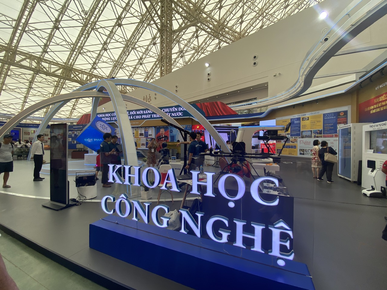 Sức h&uacute;t c&ocirc;ng nghệ số tại Triển l&atilde;m th&agrave;nh tựu đất nước 80 năm- Ảnh 1.